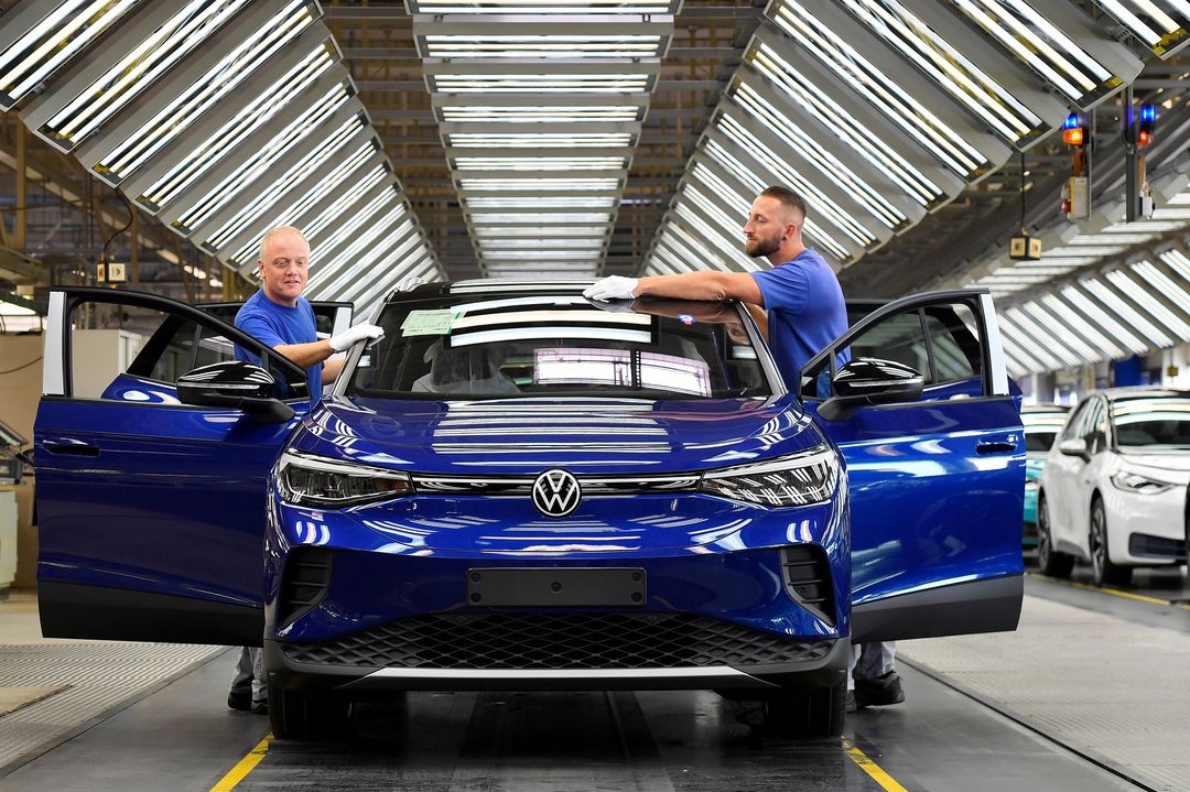 Dos operarios de Volkswagen con el modelo eléctrico ID4 en Zwickau, Alemania.