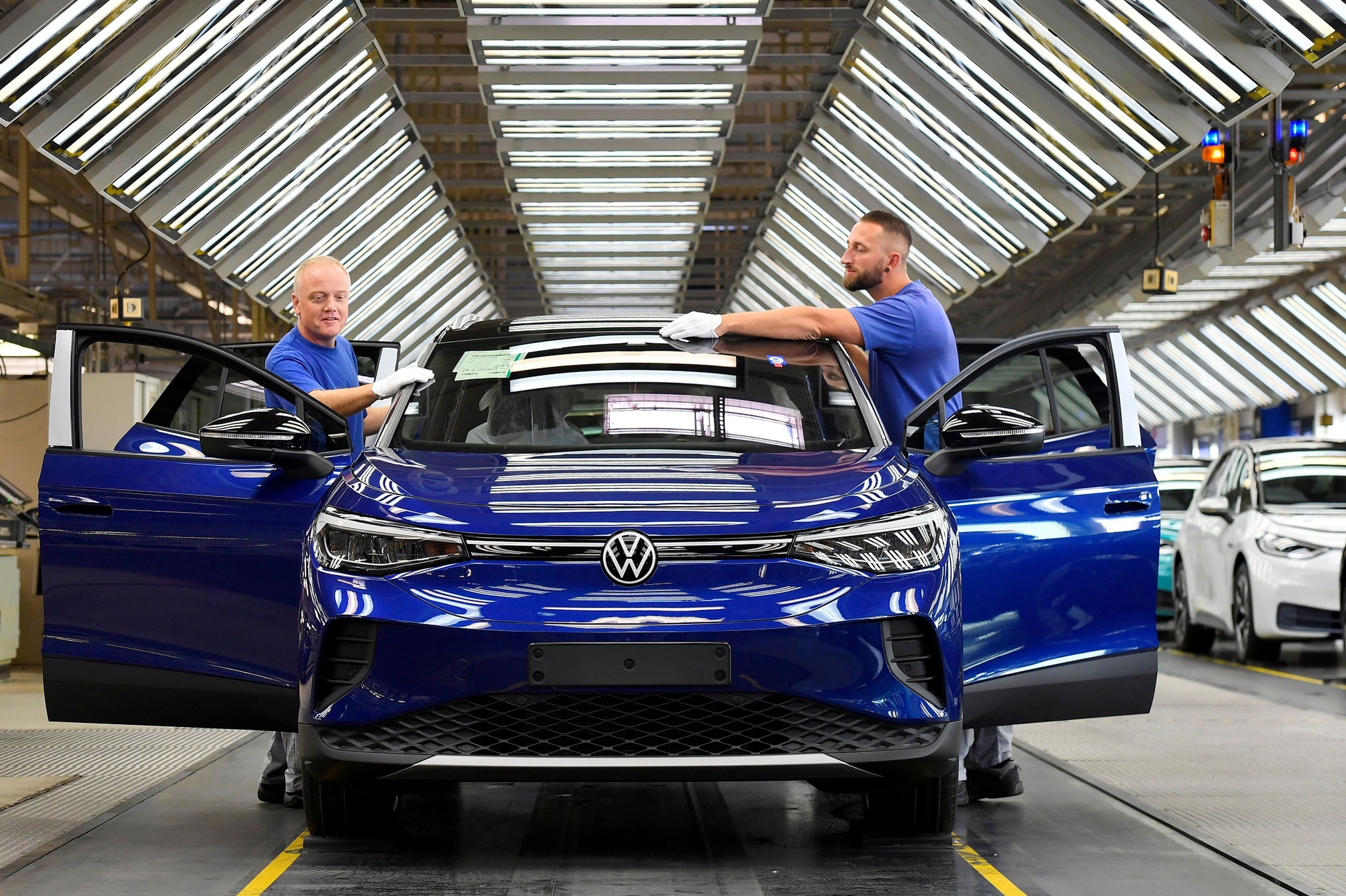 Dos operarios de Volkswagen con el modelo eléctrico ID4 en Zwickau, Alemania.