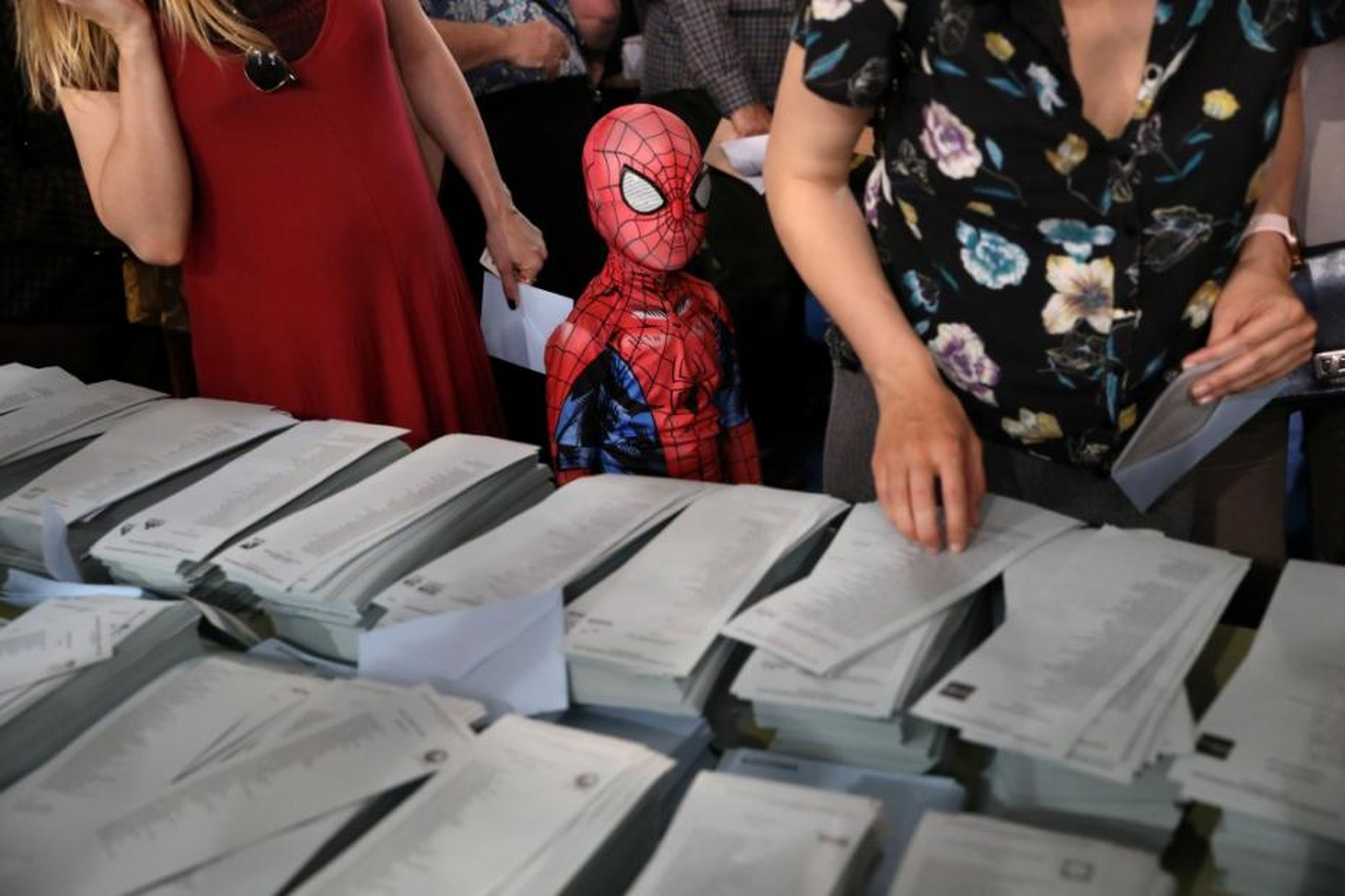 Un niño disfrazado de Spider-Man durante las elecciones de mayo de 2019.