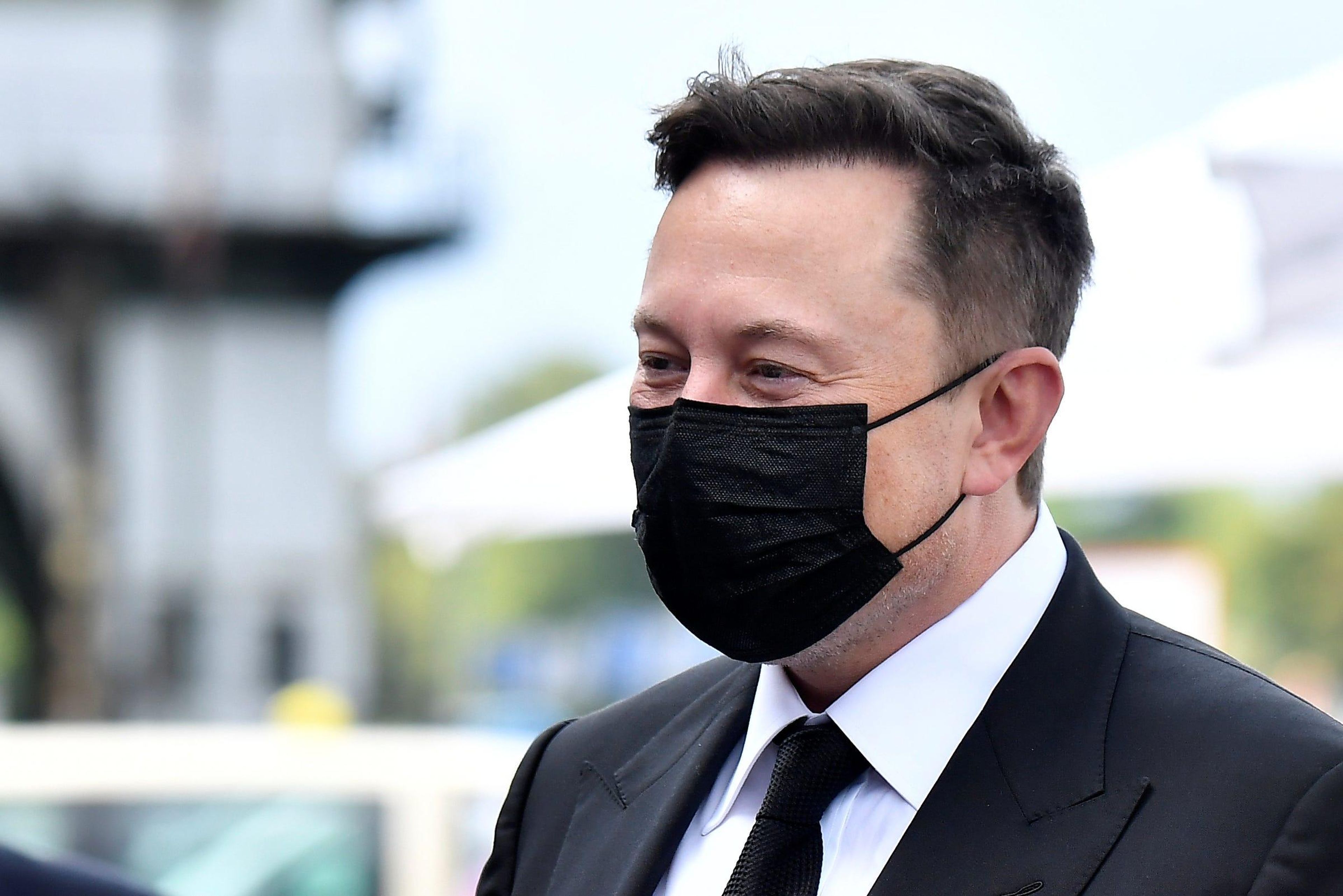 Elon Musk wears mask at Berlin meeting