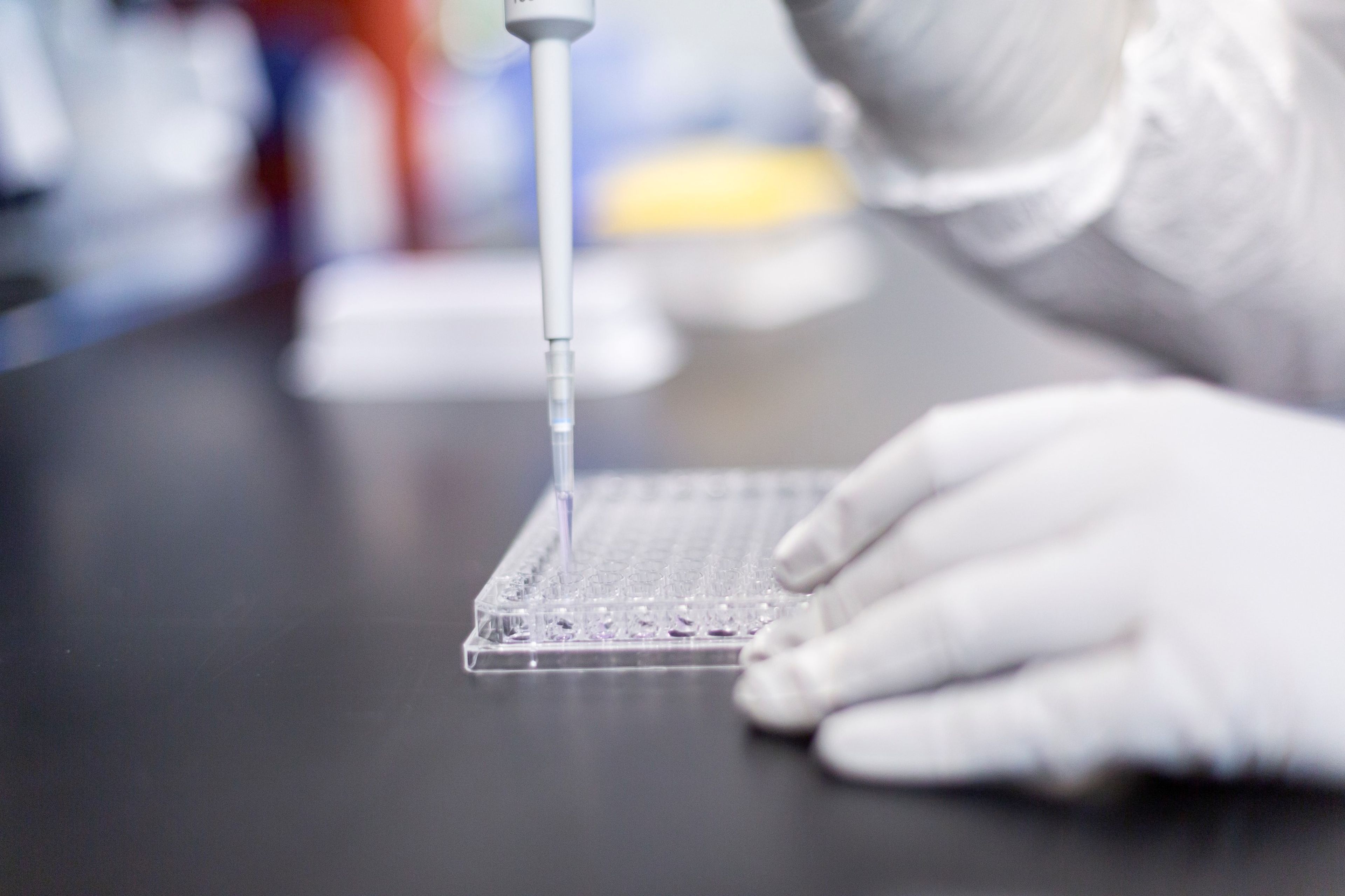 Un empleado en el laboratorio de Moderna trabaja en la vacuna del coronavirus