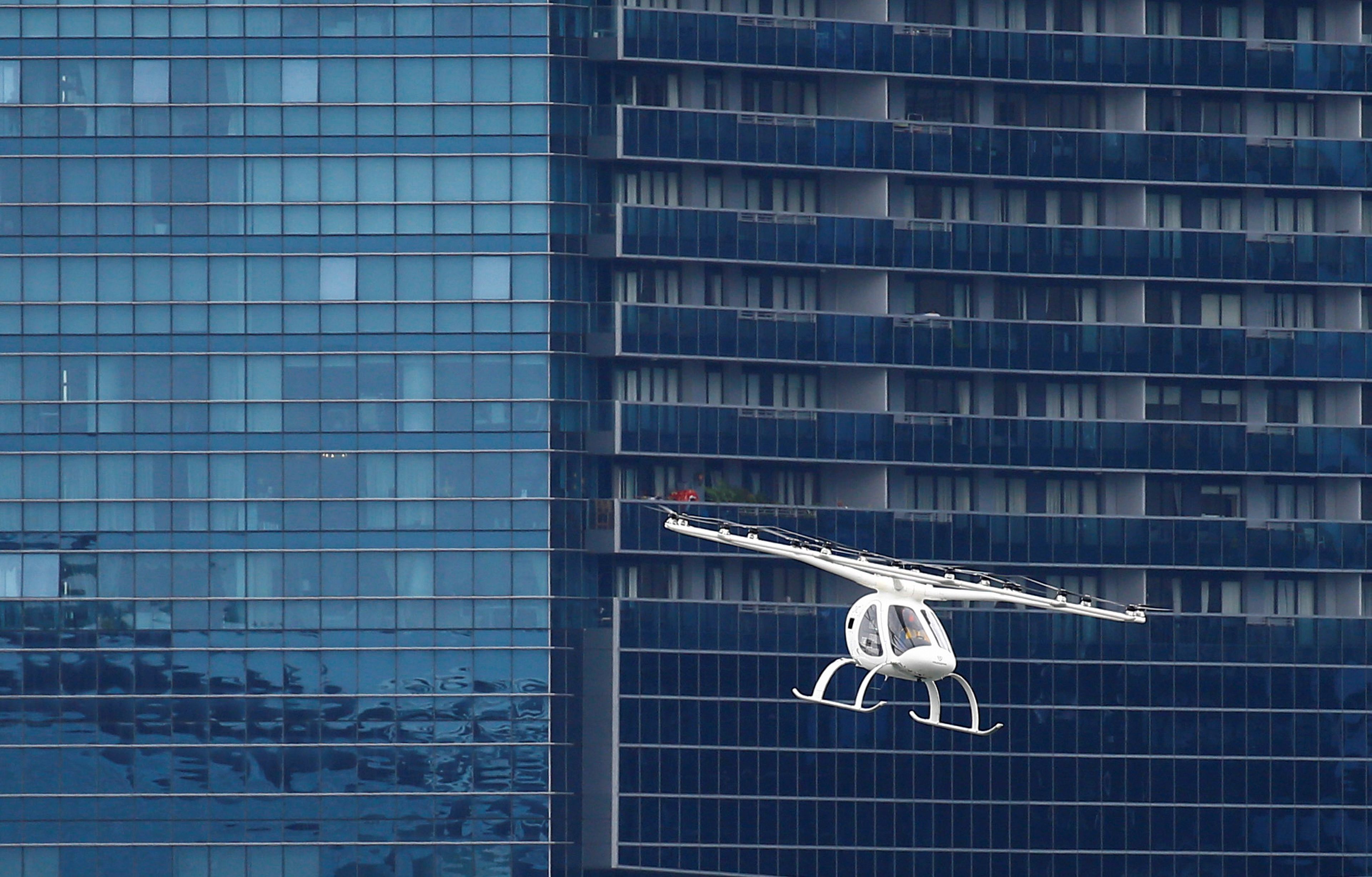 Un ensayo aéreo de un modelo de taxi volador de la aelamana Volocopter, durante una demostración en Singapur