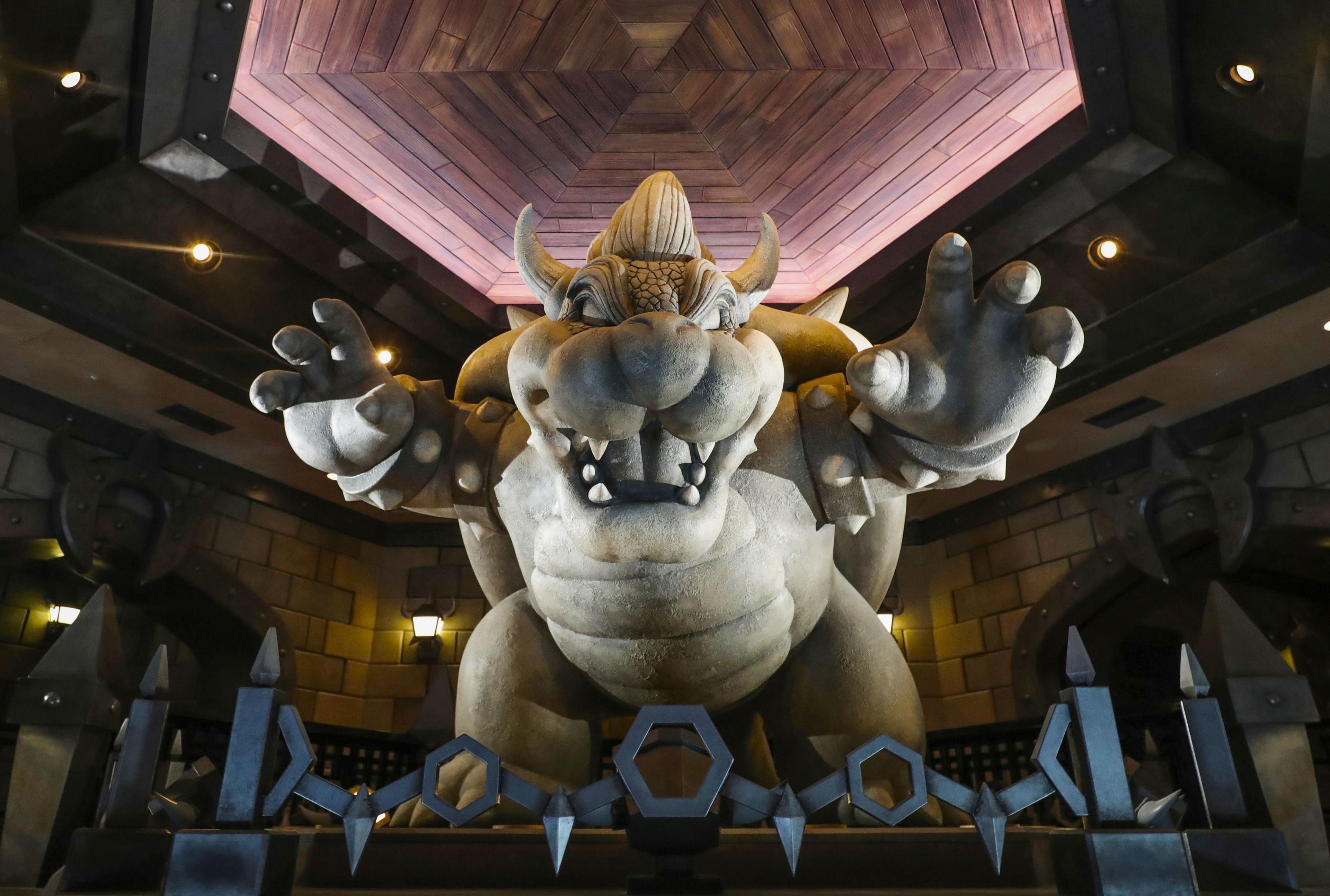 Una estatua de Bowser en el parque temático Universal Studios Japan en Osaka, Japón.