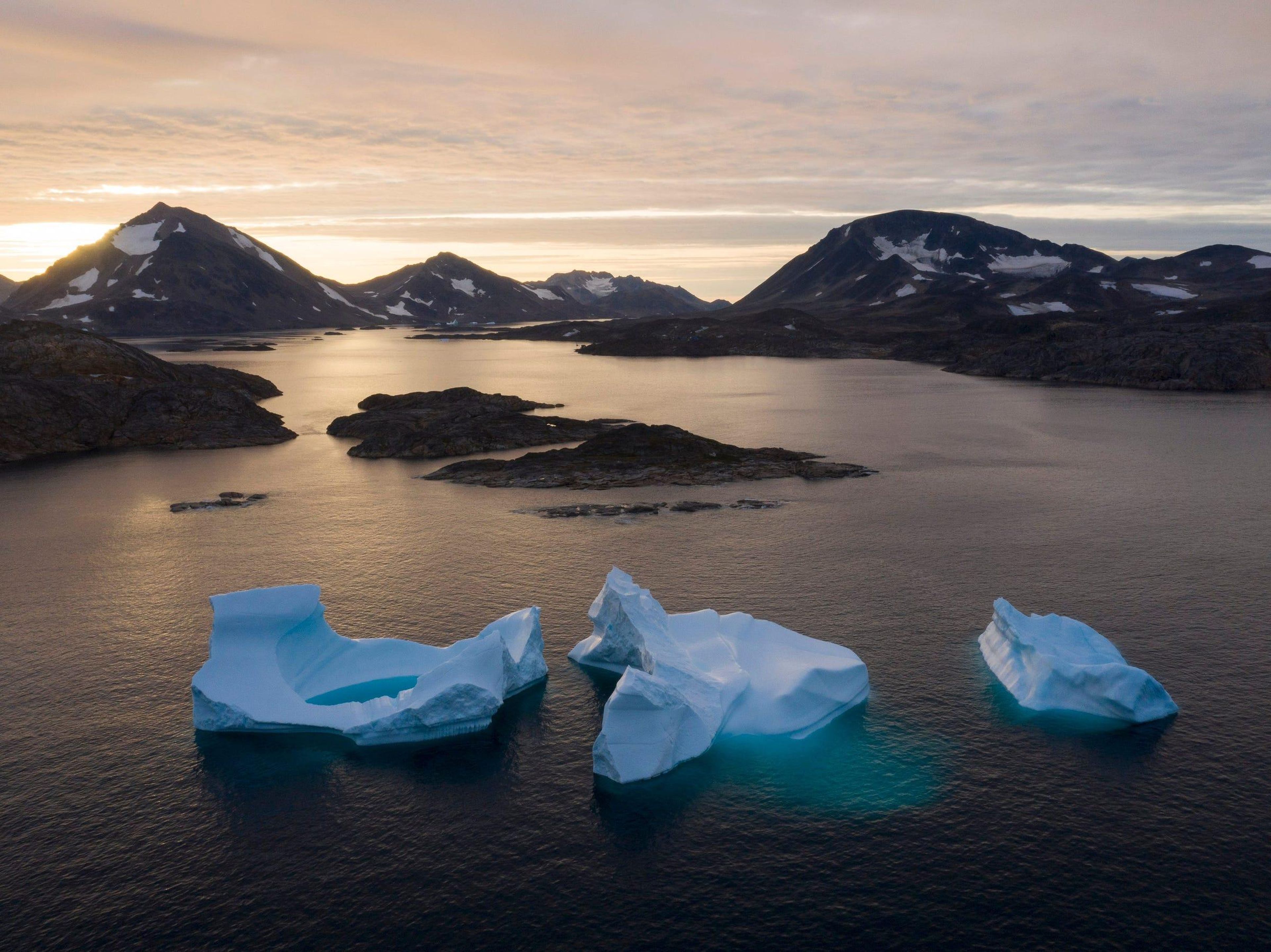 Grandes icebergs flotan cuando sale el sol cerca de Kulusuk, Groenlandia, 16 de agosto de 2019.