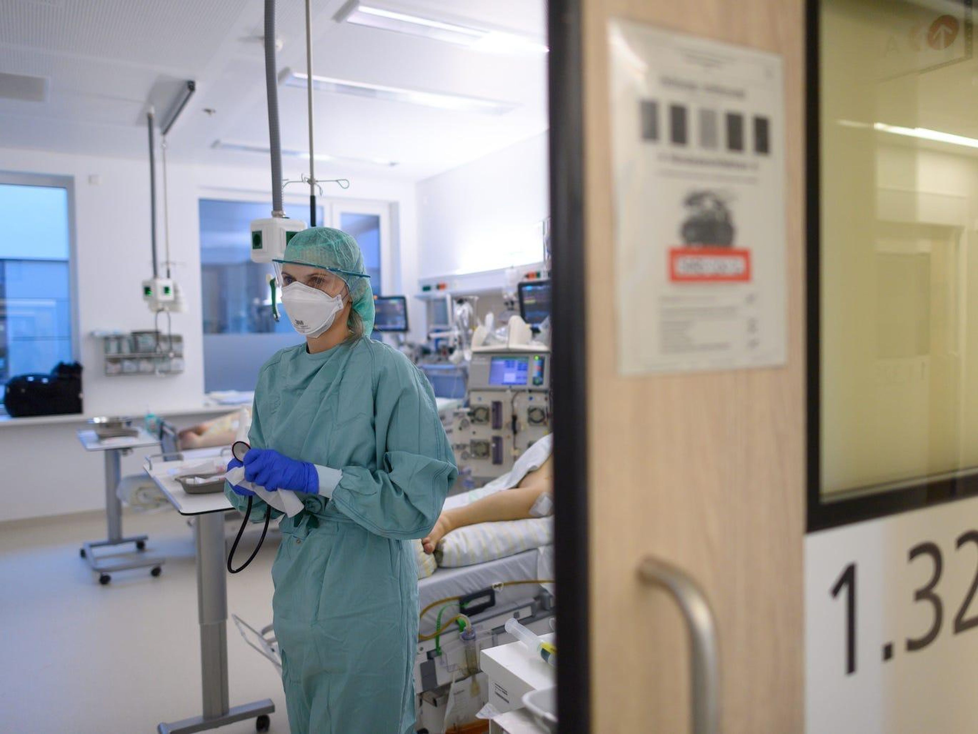 Una enfermera de cuidados intensivos trabaja en la Unidad de Cuidados Intensivos (UCI) del Hospital Universitario de Dresde, en Sajonia, el 13 de noviembre de 2020.