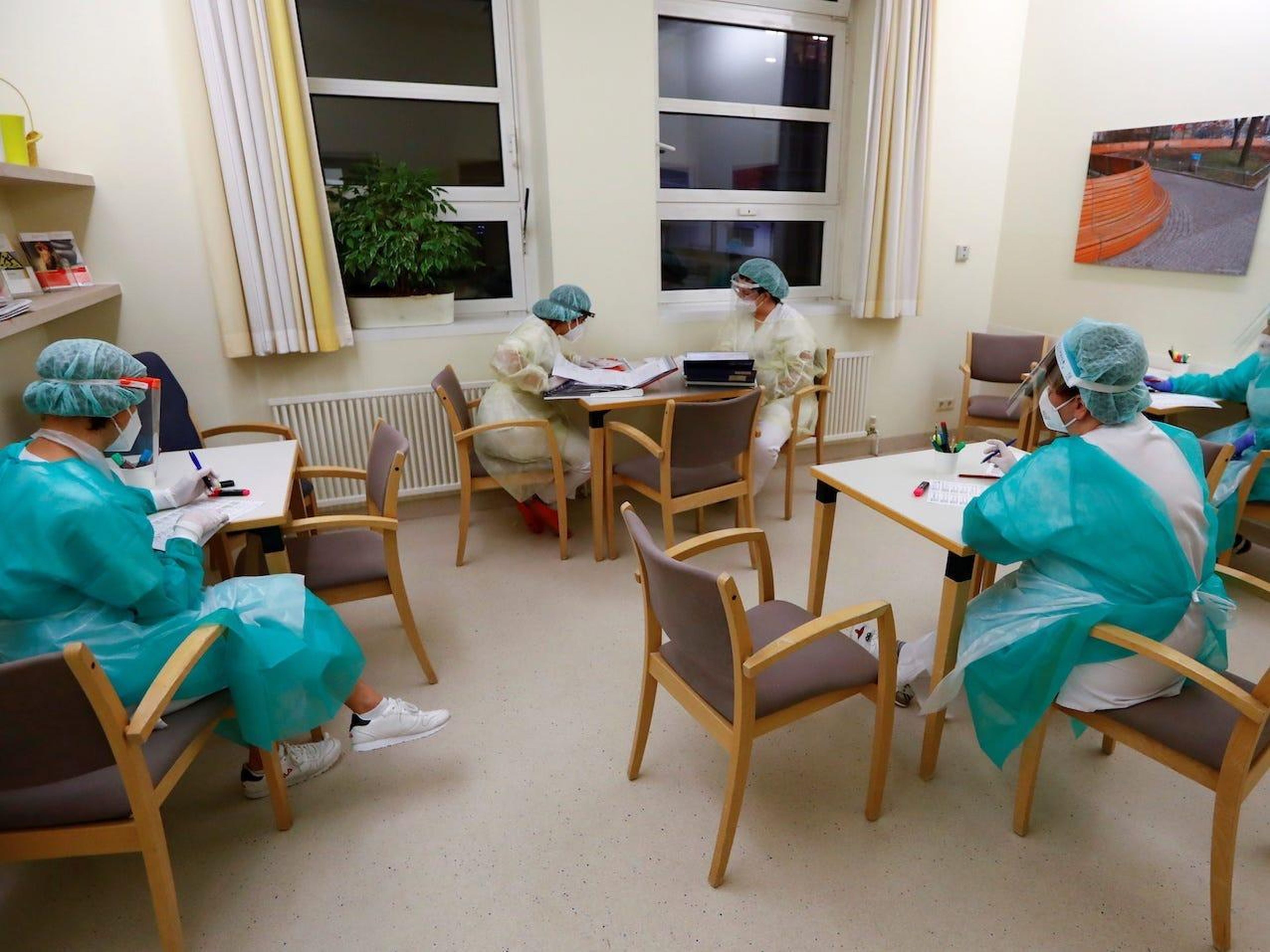 Las enfermeras tienen su turno diario para informar sobre el tratamiento médico de los pacientes que sufren del coronavirus en la sala de aislamiento COVID-19 del hospital DRK Kliniken Berlin Mitte en Berlín, Alemania, el 11 de noviembre de 2020.