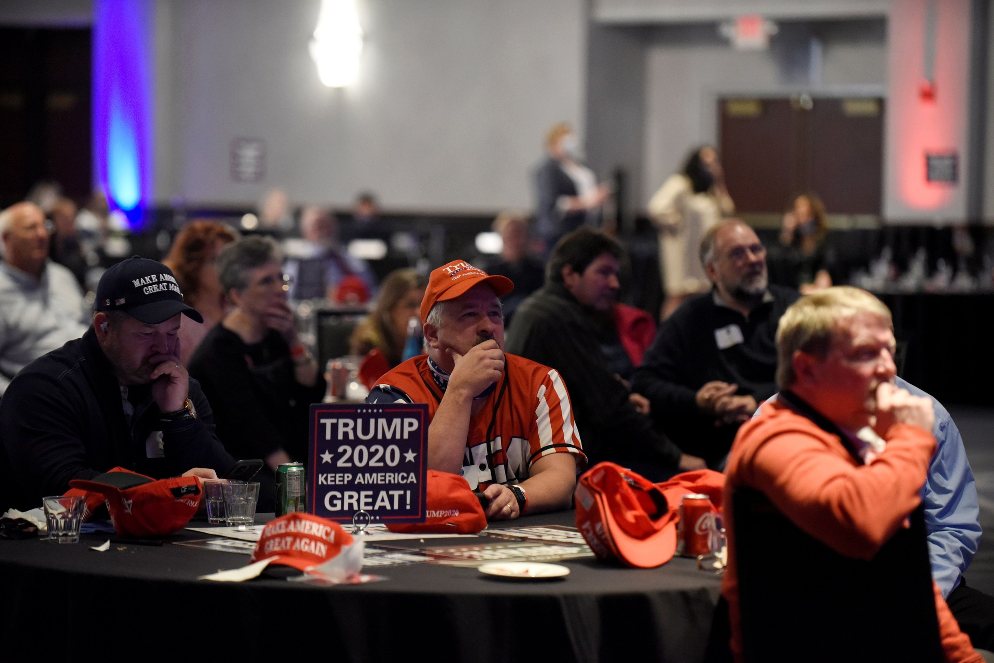 Un grupo de simpatizantes de Trump sigue la noche electoral en Bloomington, Minnesota
