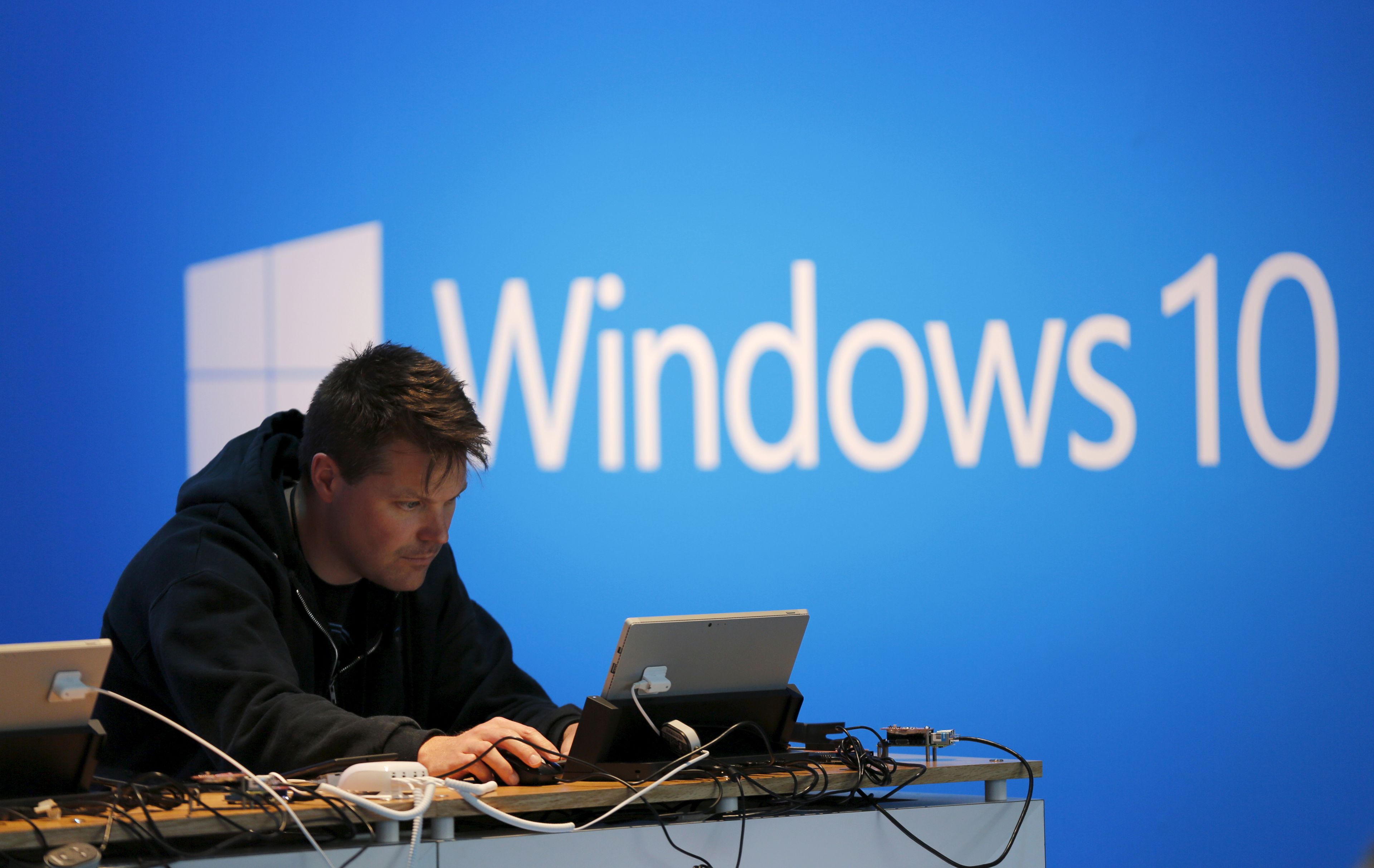 Un hombre trabajando con Windows 10