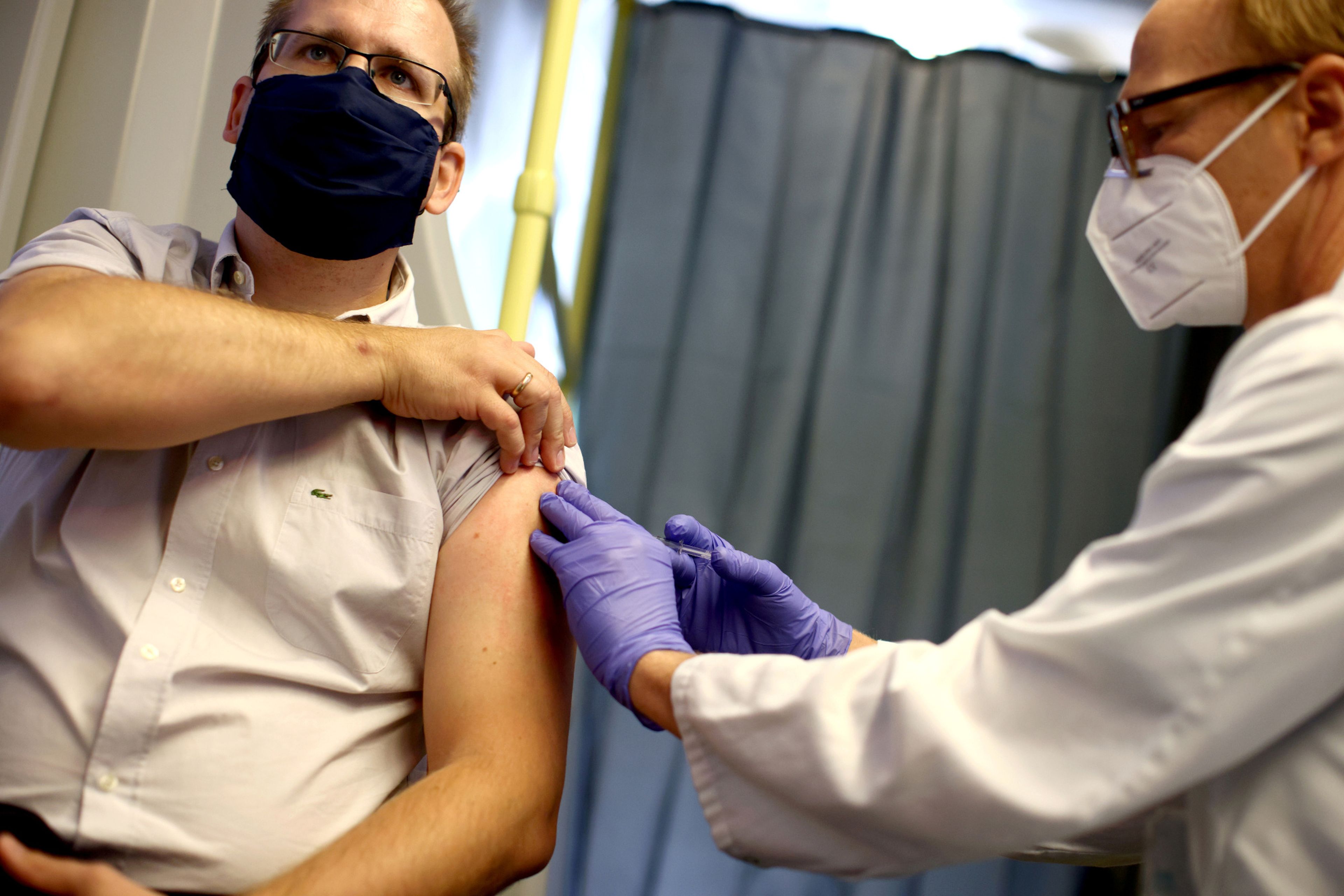 Hombre vacunándose, vacuna de la gripe