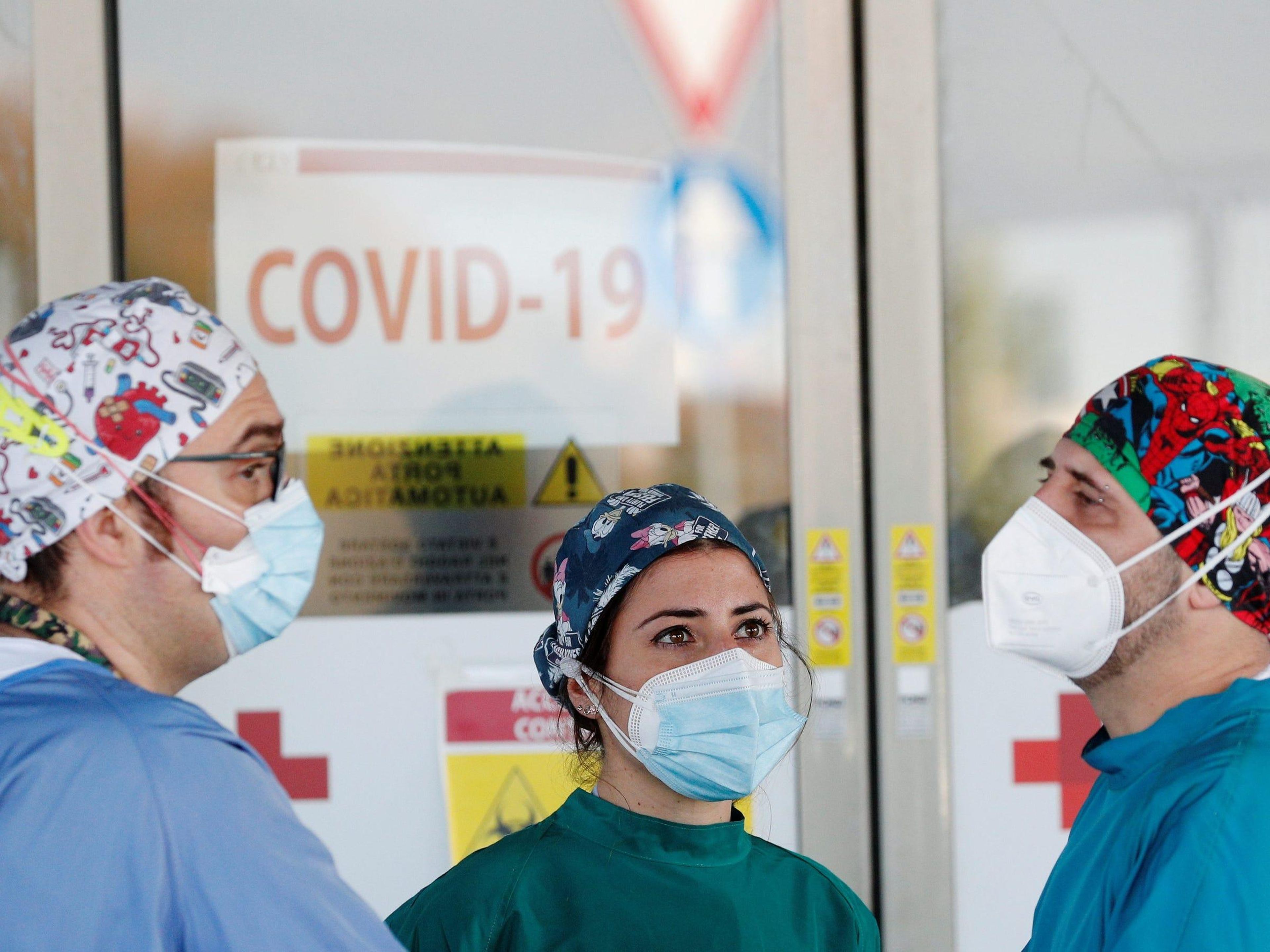 Los médicos esperan a que los pacientes lleguen al hospital Policlínico Tor Vergata donde los pacientes que sufren de la enfermedad coronavirus (COVID-19) están siendo tratados en Roma, Italia, el 13 de noviembre de 2020.