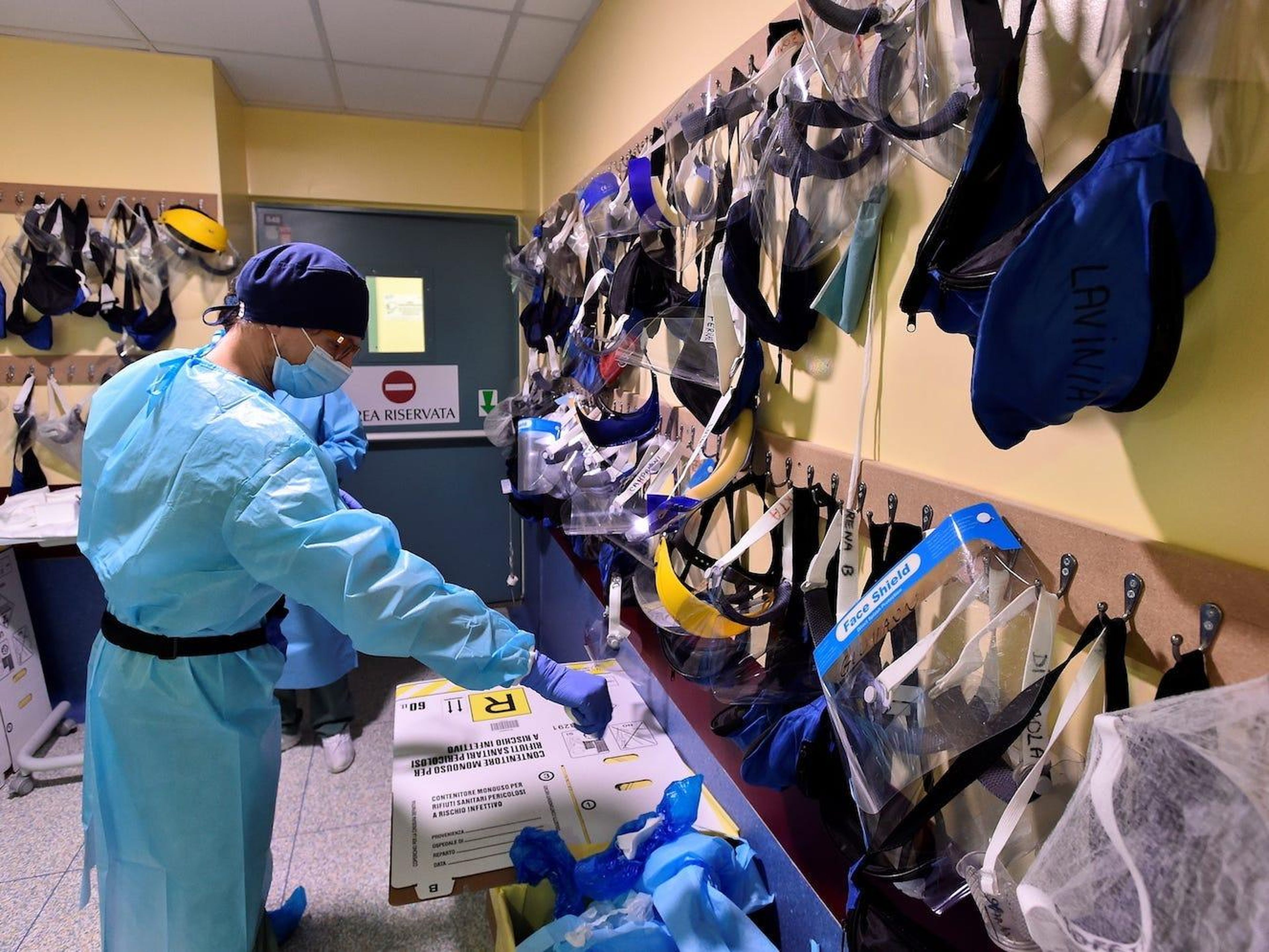 Miembros del personal médico se preparan en la sala de emergencias del hospital Maggiore di Lodi en Lodi, Italia, el 13 de noviembre de 2020.