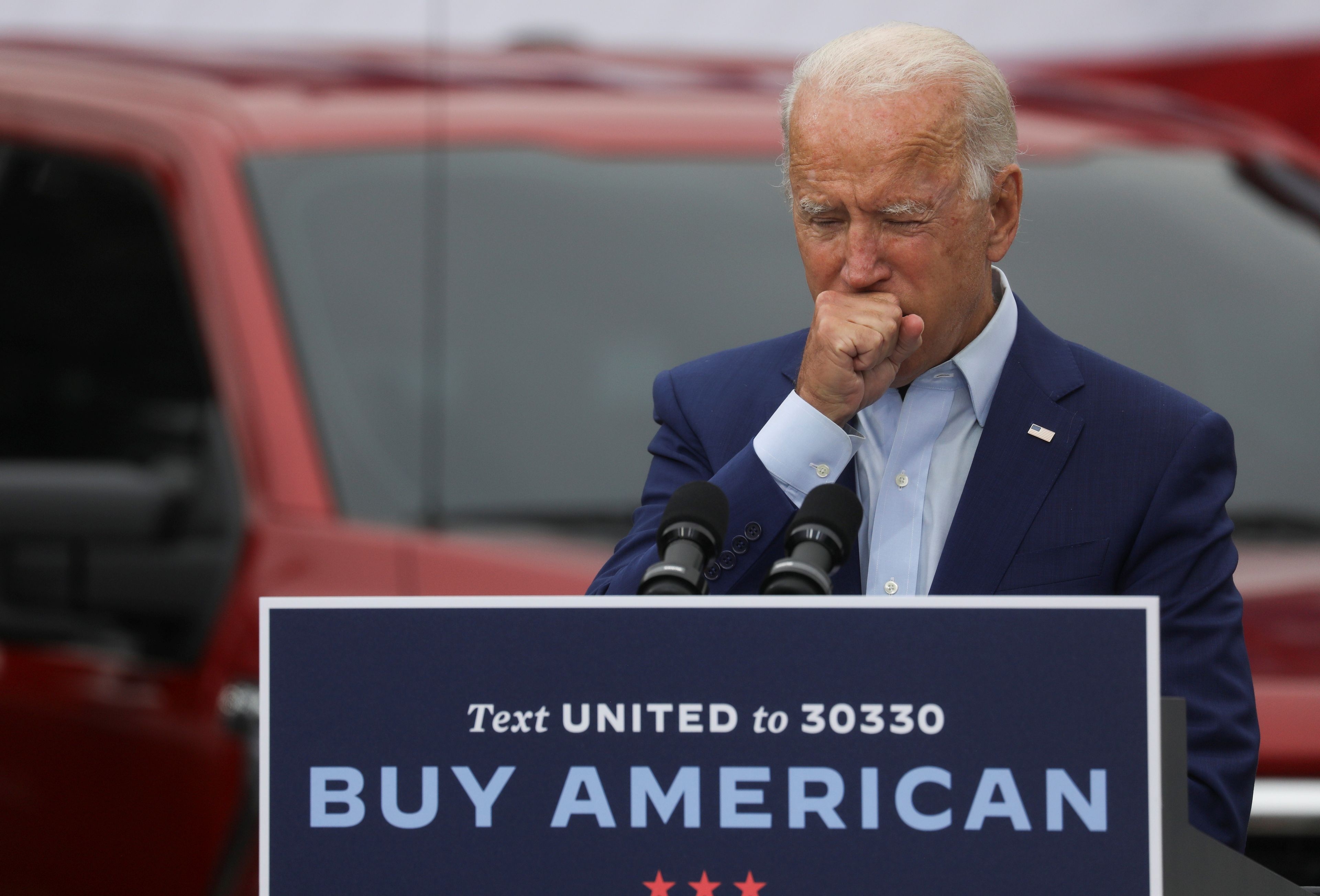 Joe Biden, candidato demócrata de Estados Unidos, tosiendo.