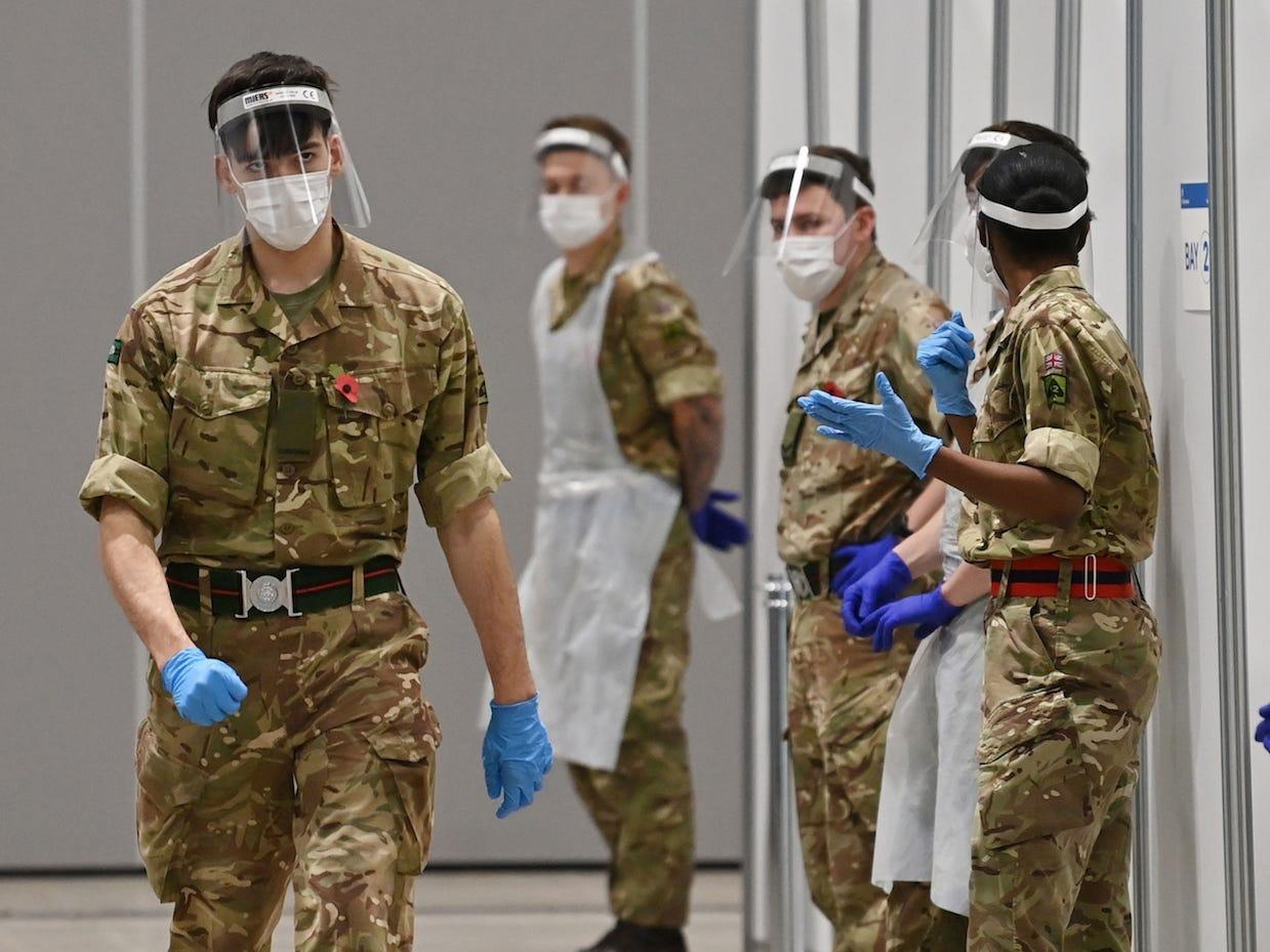 Soldados con EPP completo esperan en un centro de pruebas rápidas de coronavirus en Liverpool, Inglaterra, el 11 de noviembre de 2020.