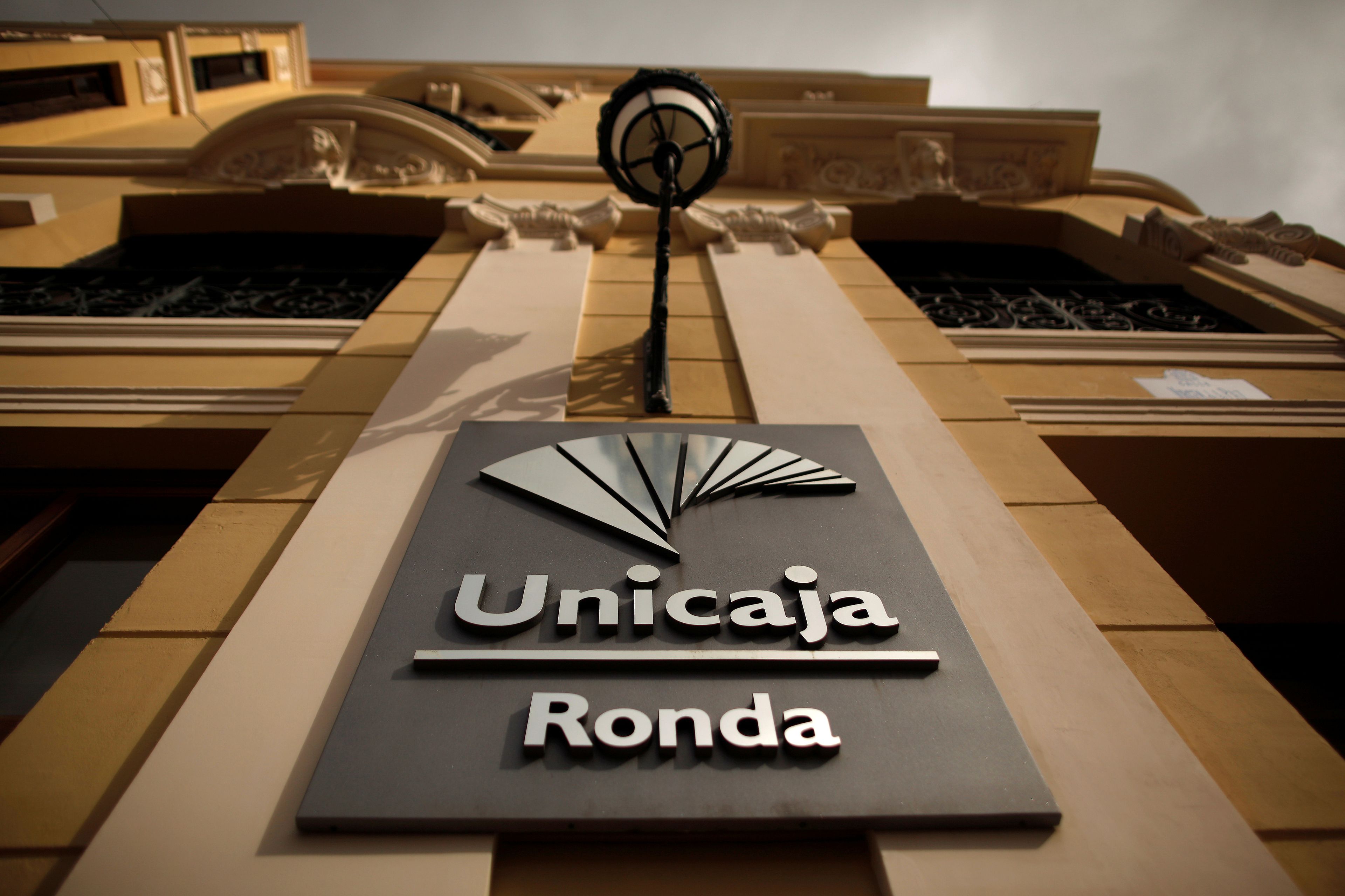 El logo de Unicaja en una sucursal de Ronda