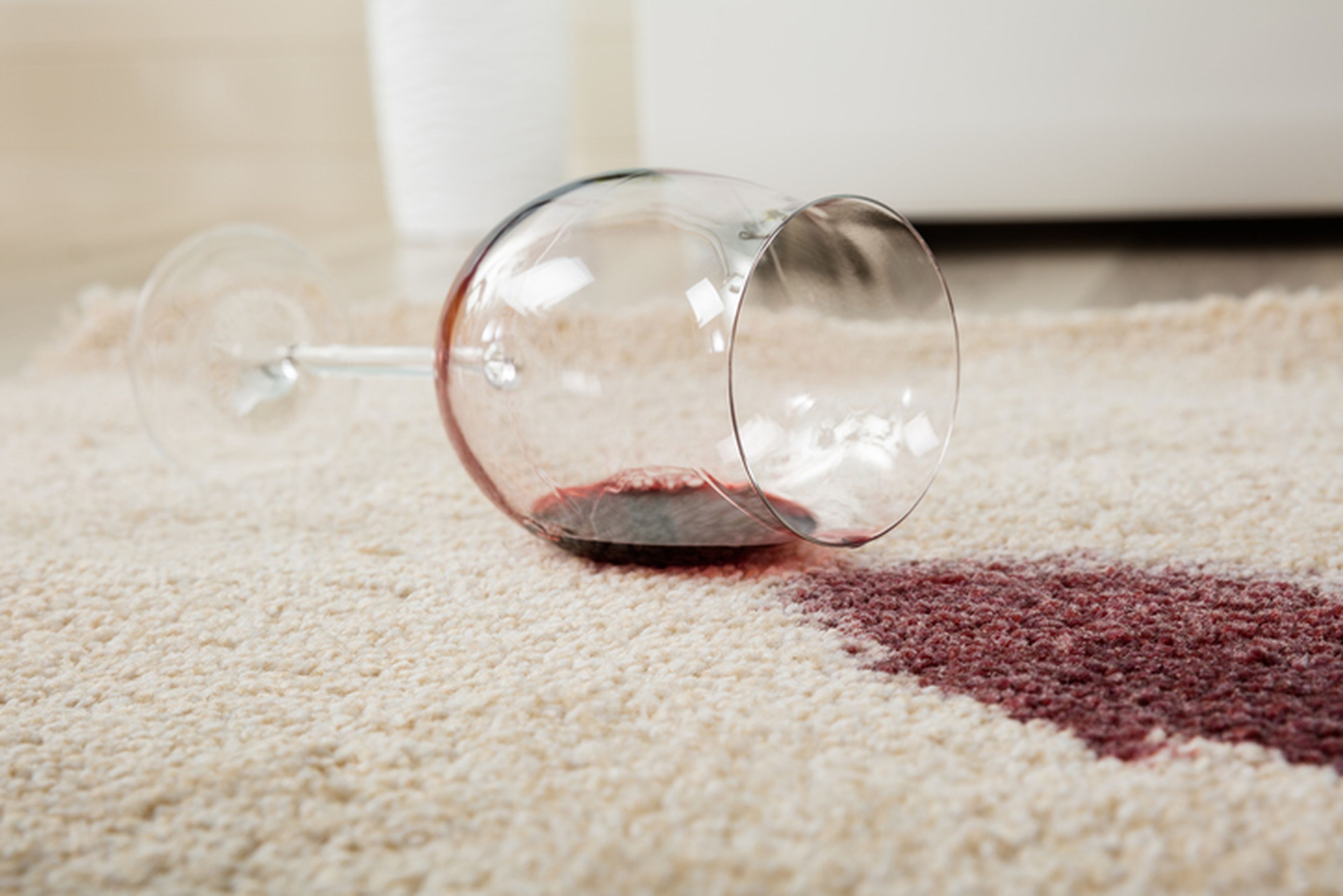 Mancha de vino en la alfombra.