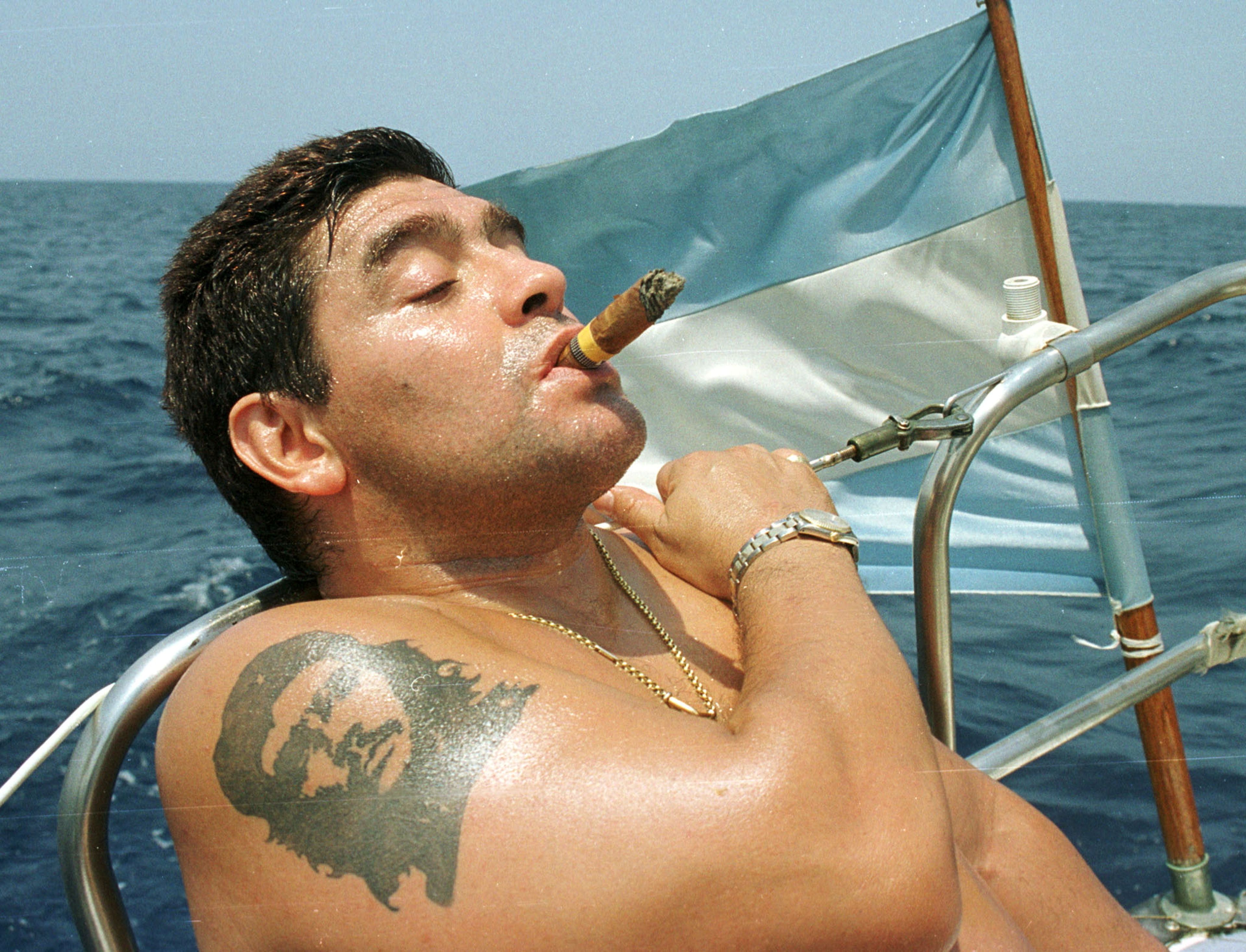 Maradona en un barco