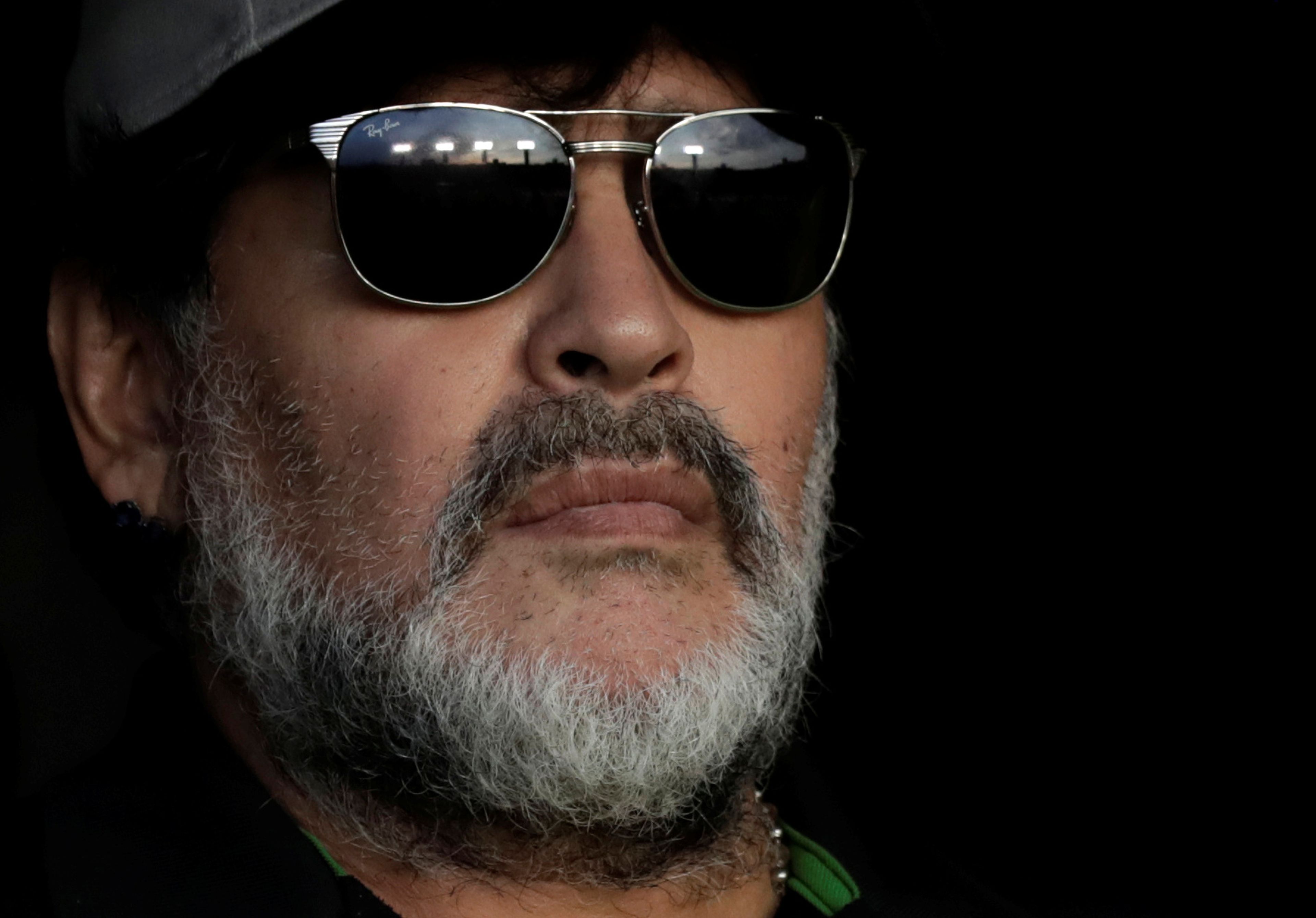 Maradona con gafas de sol