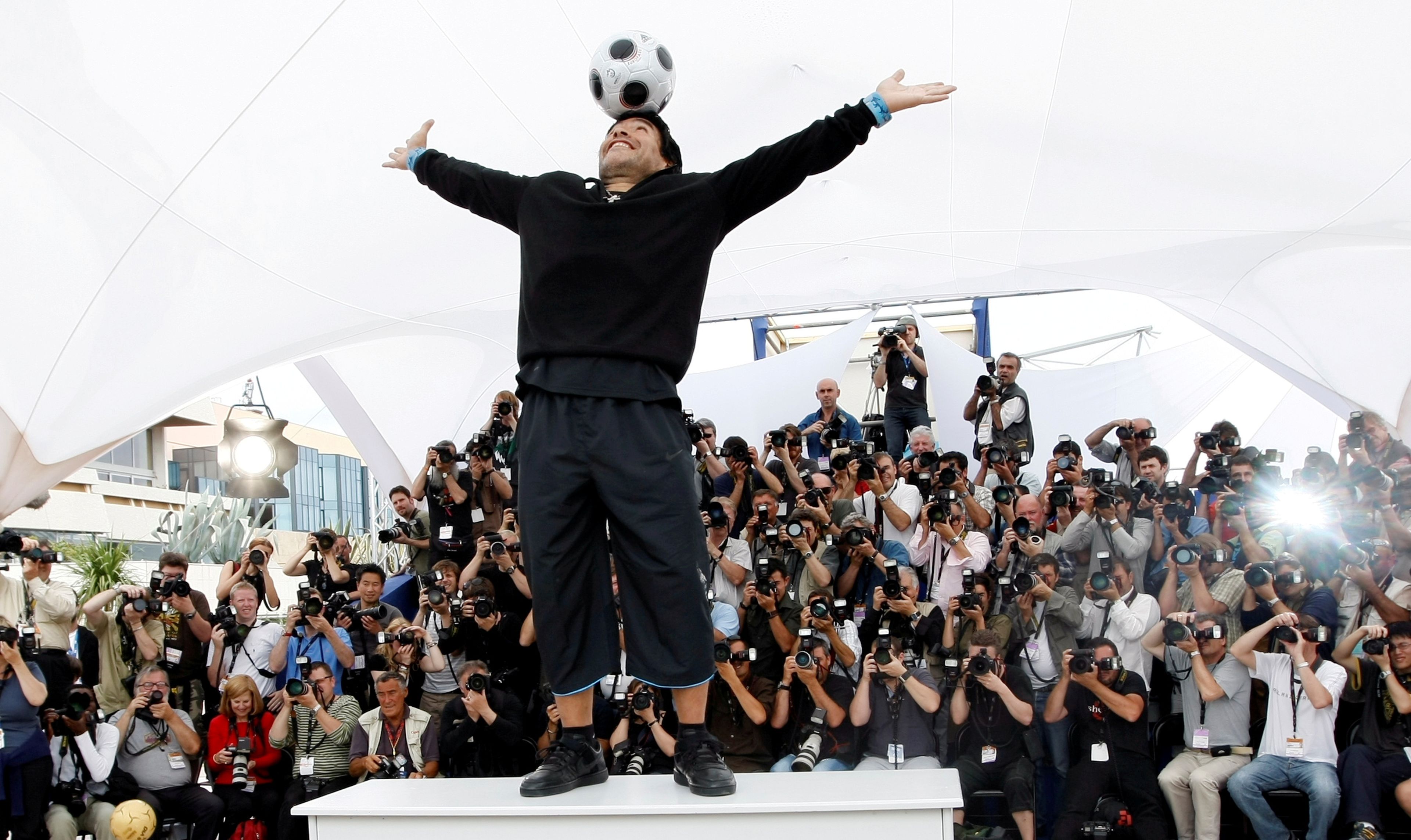 Maradona haciendo equilibrios con un balón