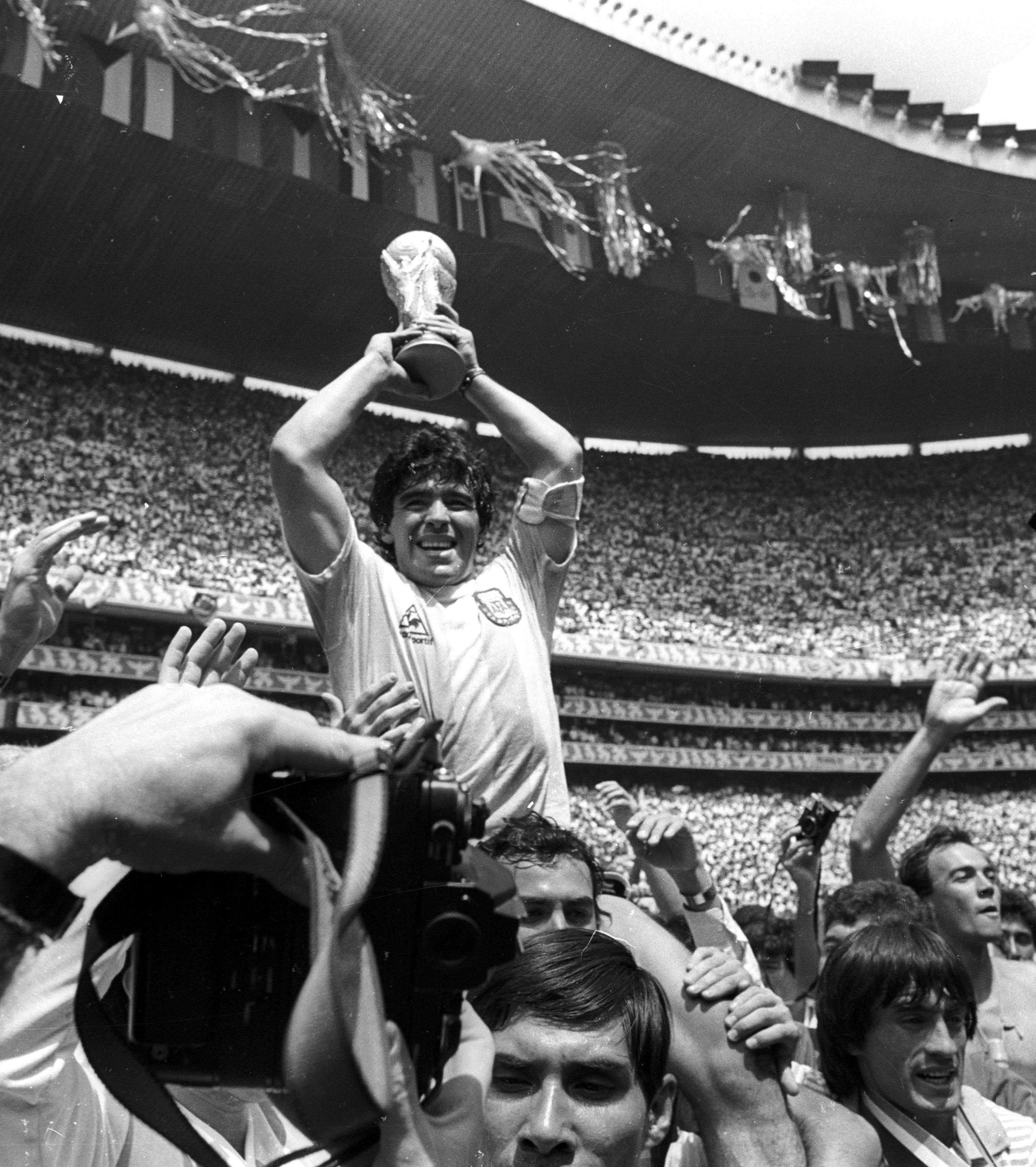 Maradona levanta la copa del mundial