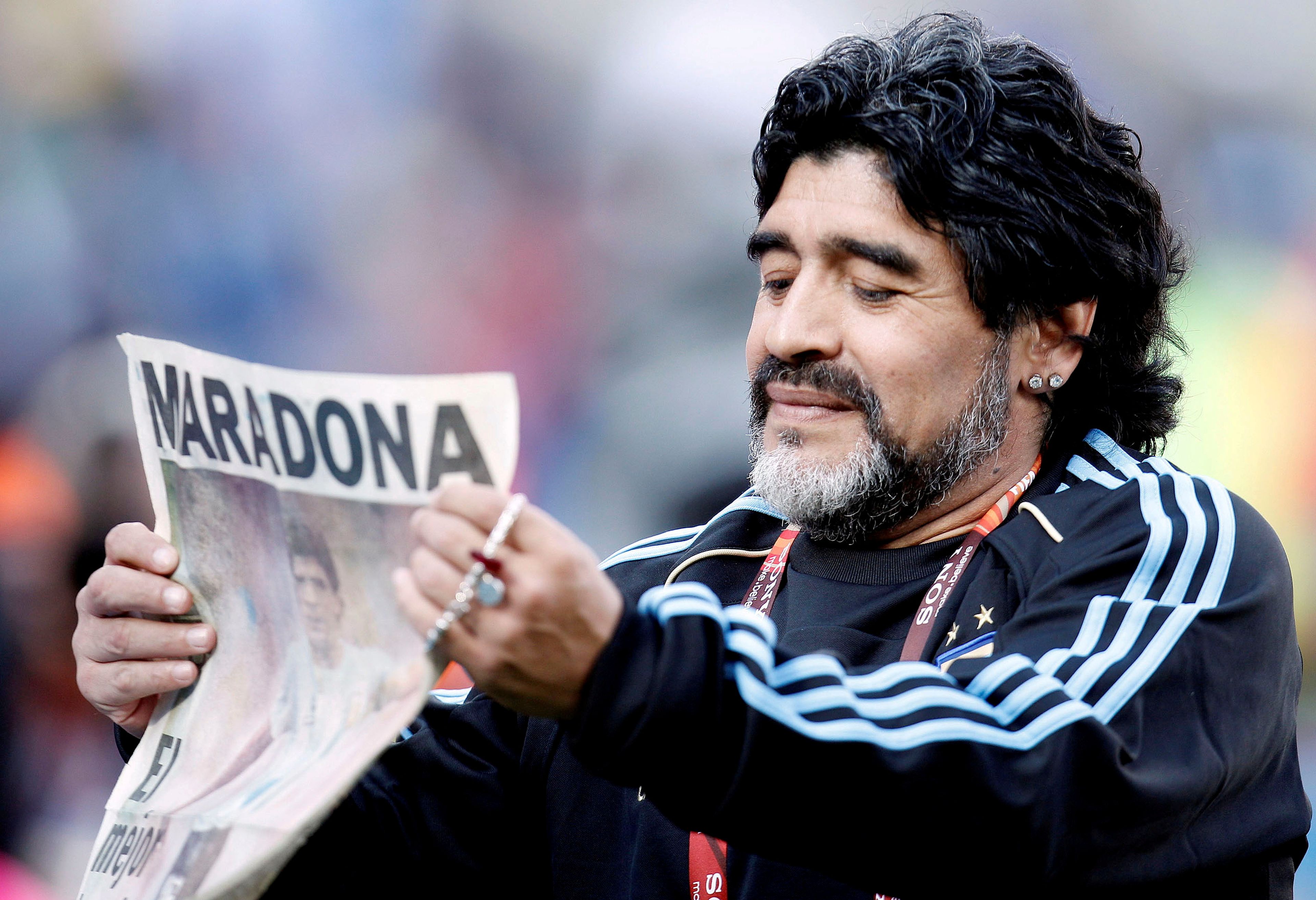Maradona con un periódico