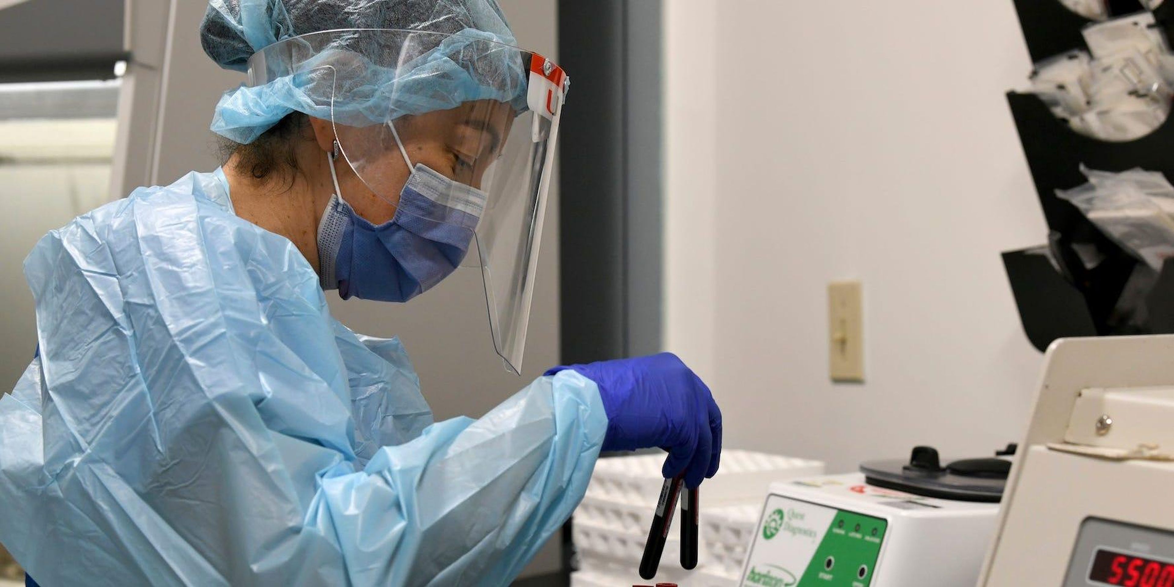 El técnico de laboratorio Sendy Puerto procesa muestras de sangre de los participantes del estudio de ensayos clínicos de la vacuna contra el coronavirus de Moderna el 2 de septiembre de 2020 en Miami, Florida.