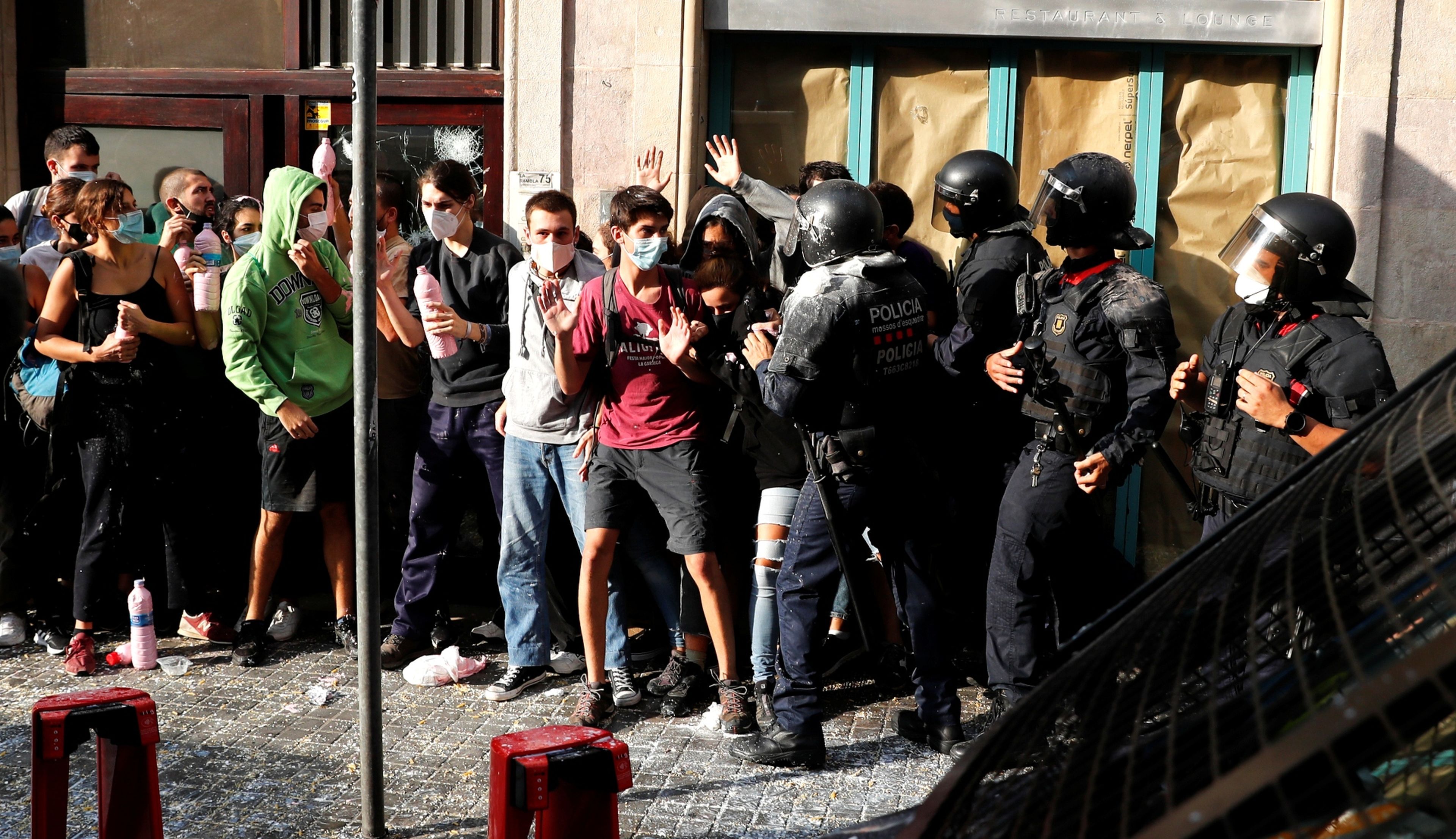 Los Mossos d'Esquadra desalojan a manifestantes que intentan impedir un desahucio en Barcelona durante la pandemia