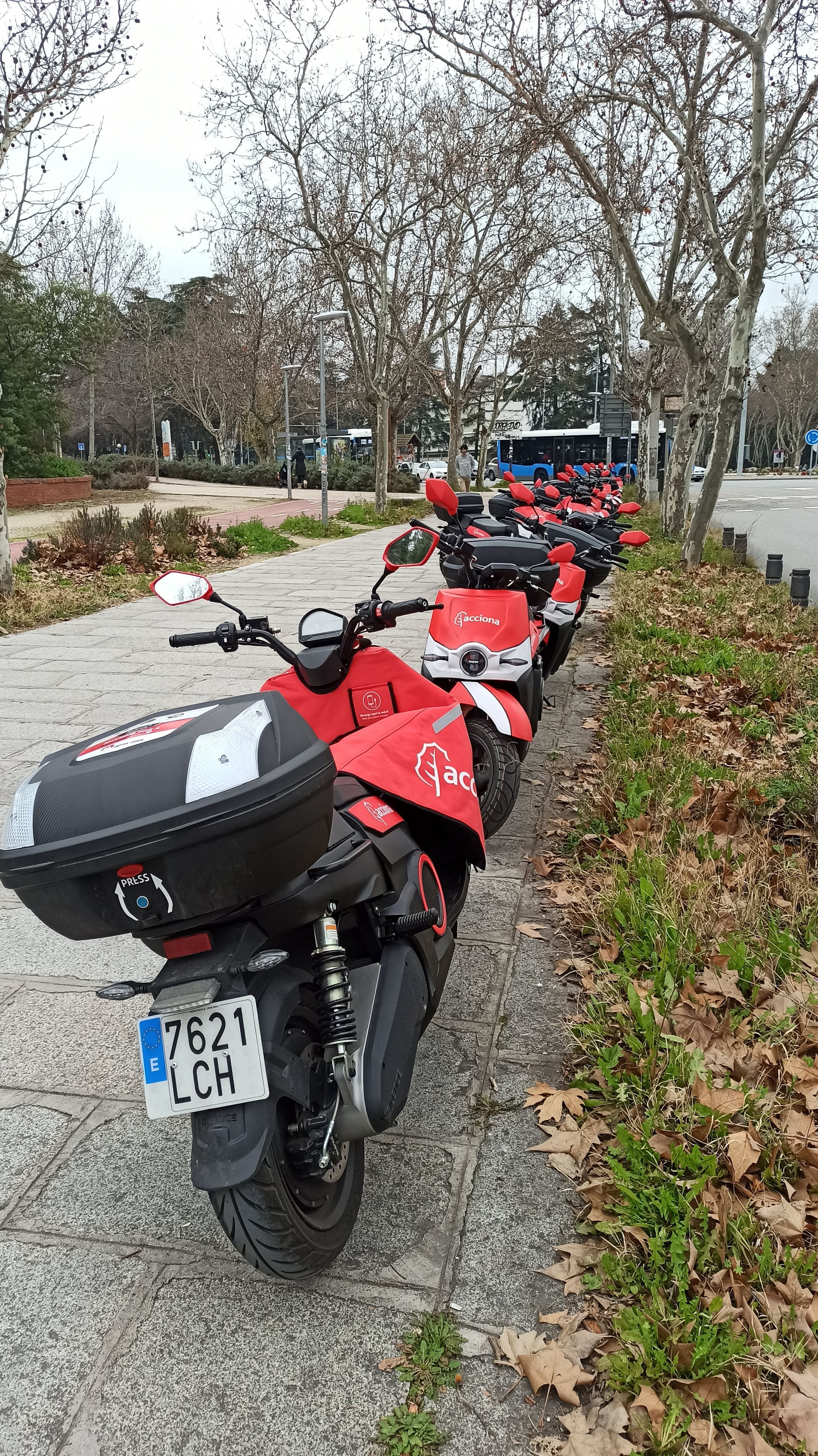 Motos de Acciona aparcadas en la acera, en Madrid.