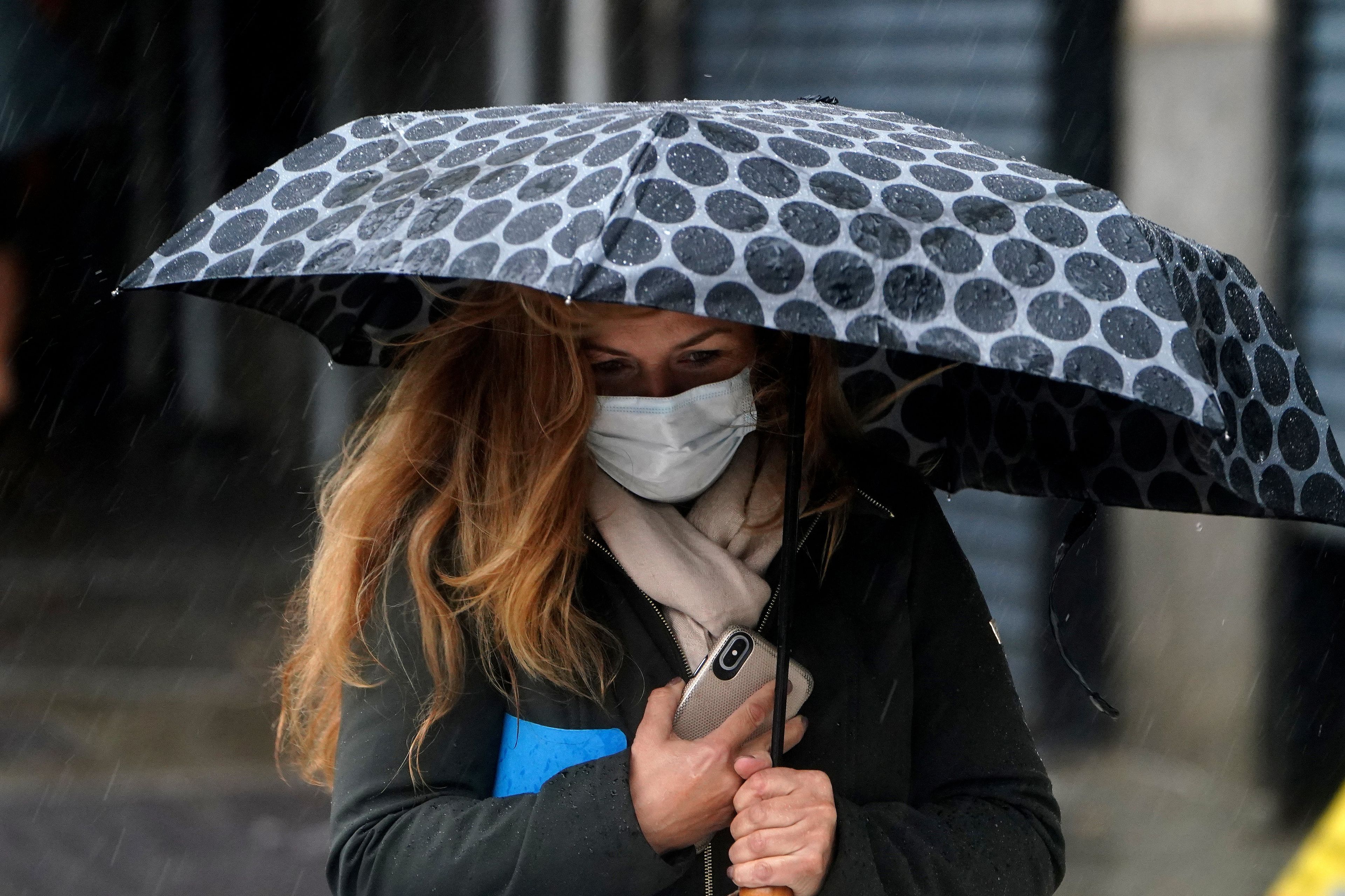 Mujer se protege de la lluvia durante la tormenta