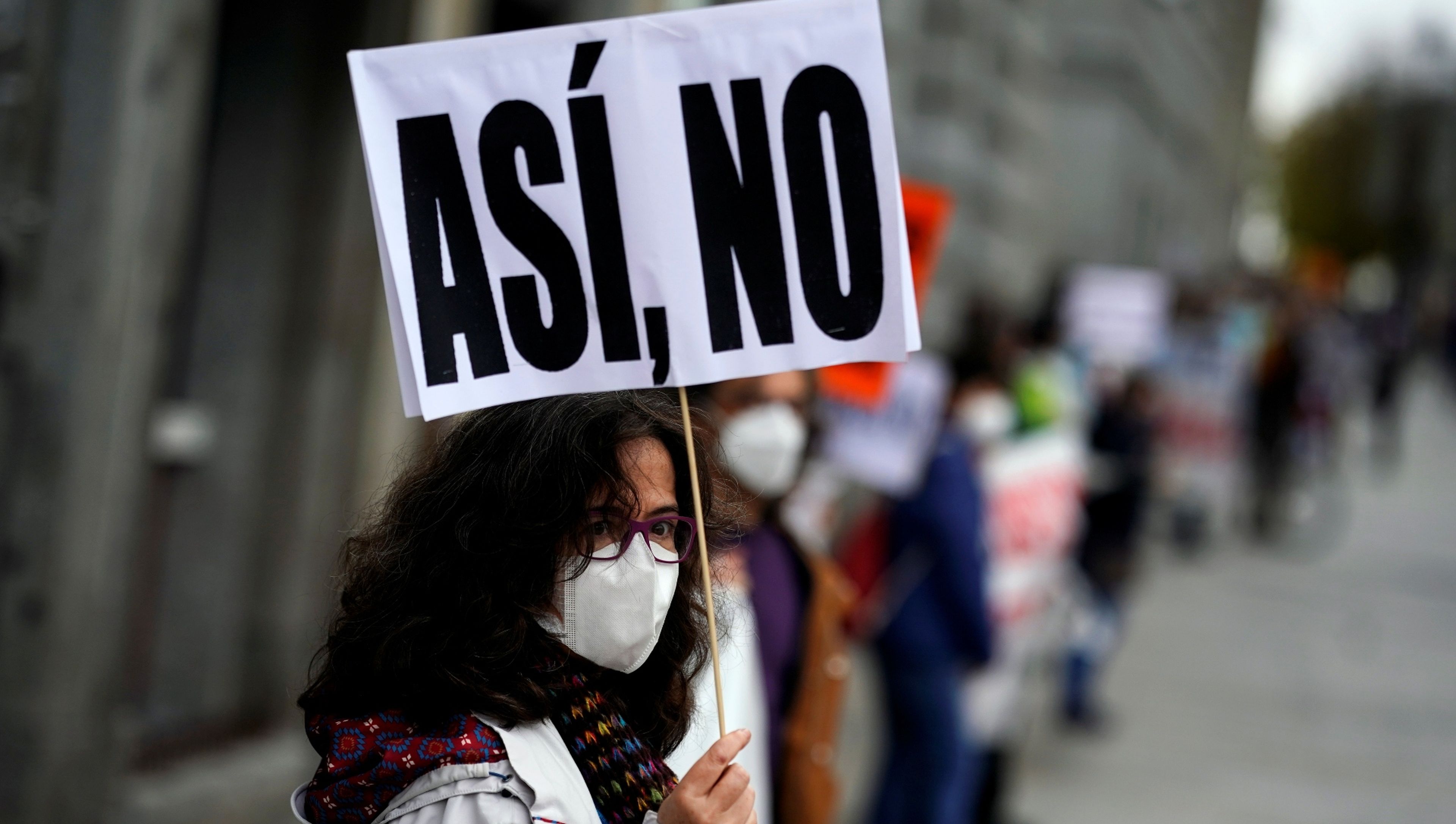 Una mujer protesta contra los recortes en Sanidad durante la pandemia de coronavirus