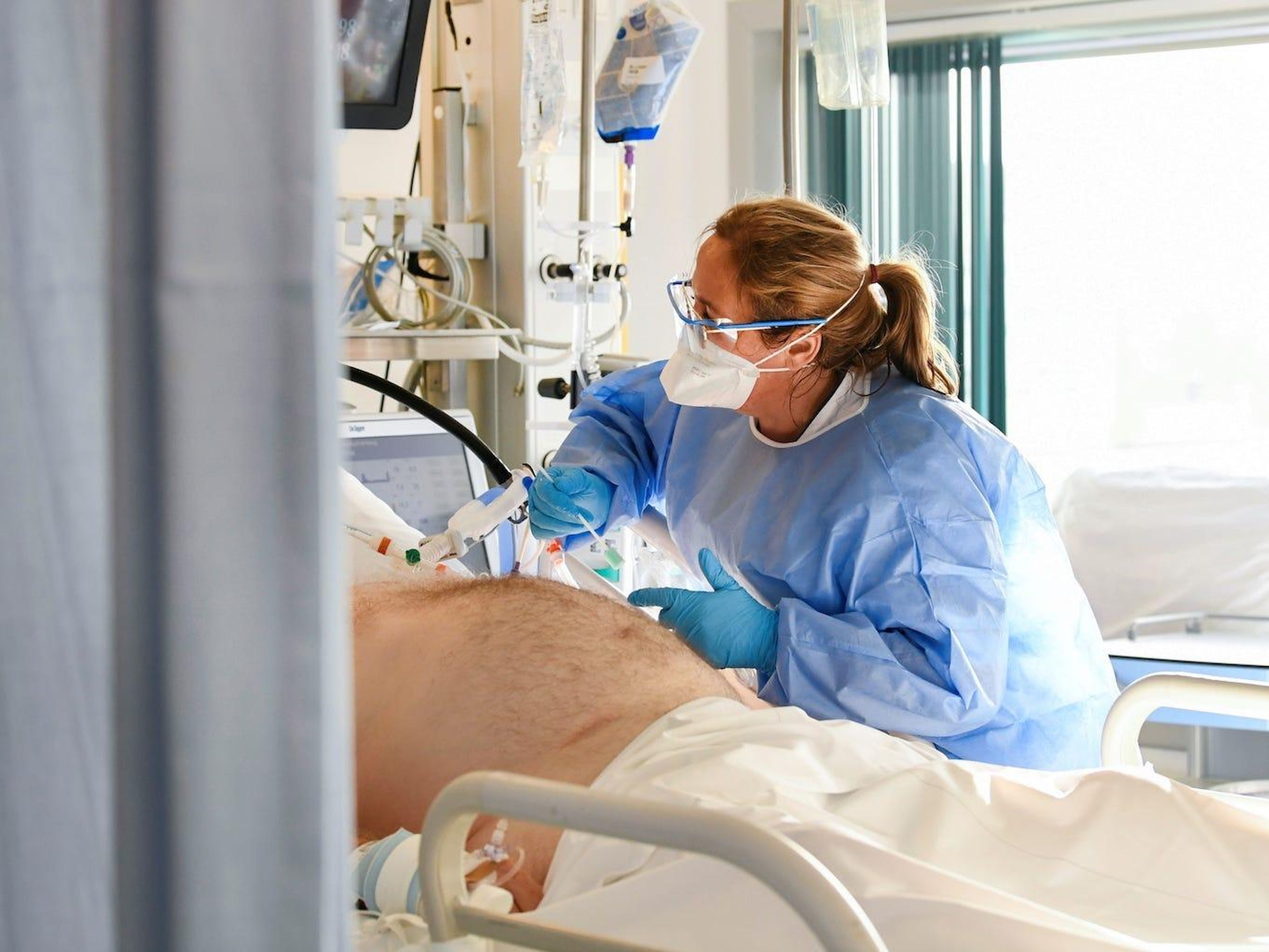 Un miembro del personal médico con un traje de protección completa es visto mientras trata a un paciente infectado con COVID-19 en la unidad de cuidados intensivos del Hospital UMC+ de Maastricht, Holanda, el 10 de noviembre de 2020.