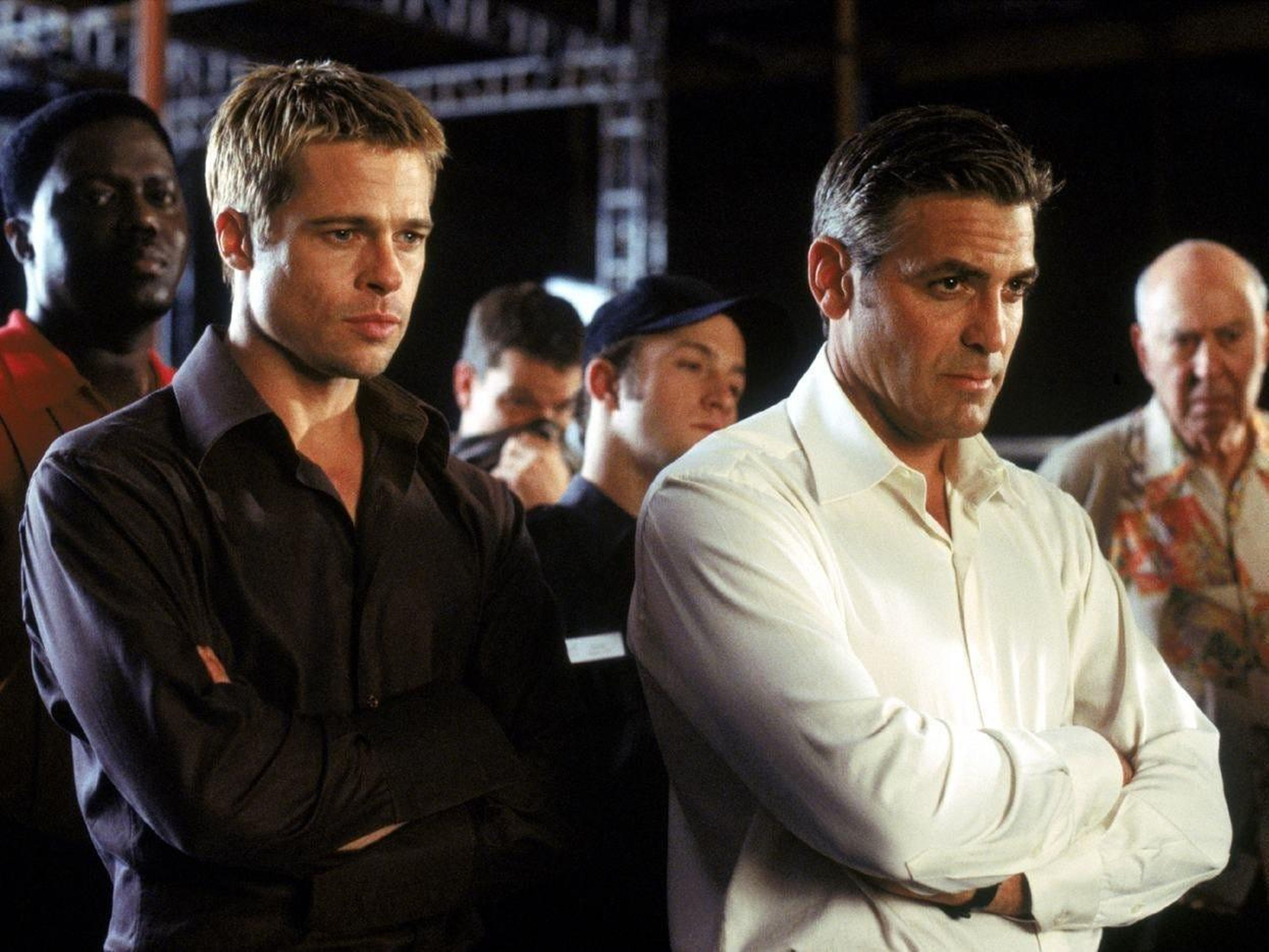 (De izquierda a derecha) Brad Pitt y George Clooney en 'Ocean's Eleven'.