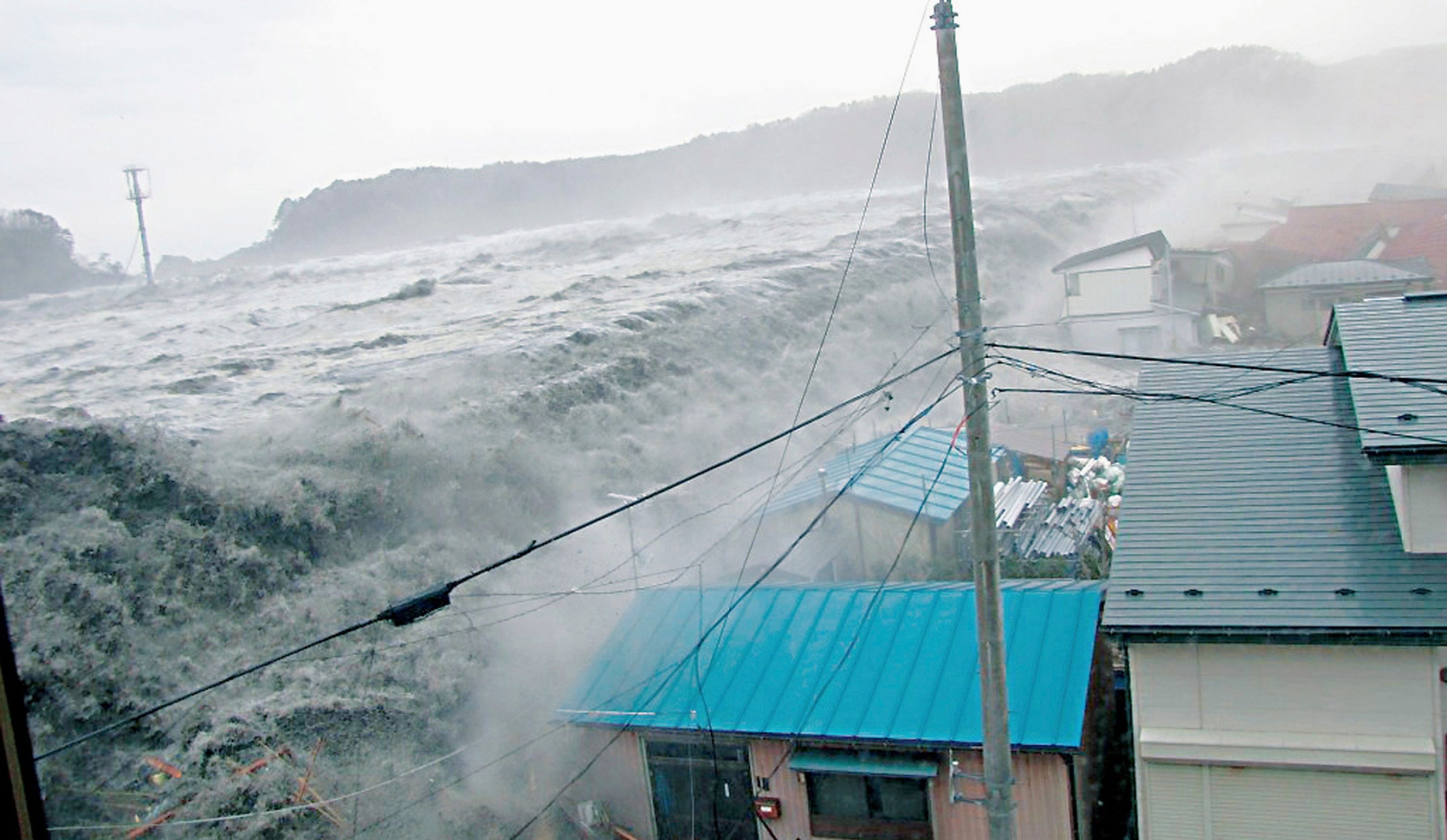 Una ola golpea varias casas en el este de Japón durante el tsunami de 2011