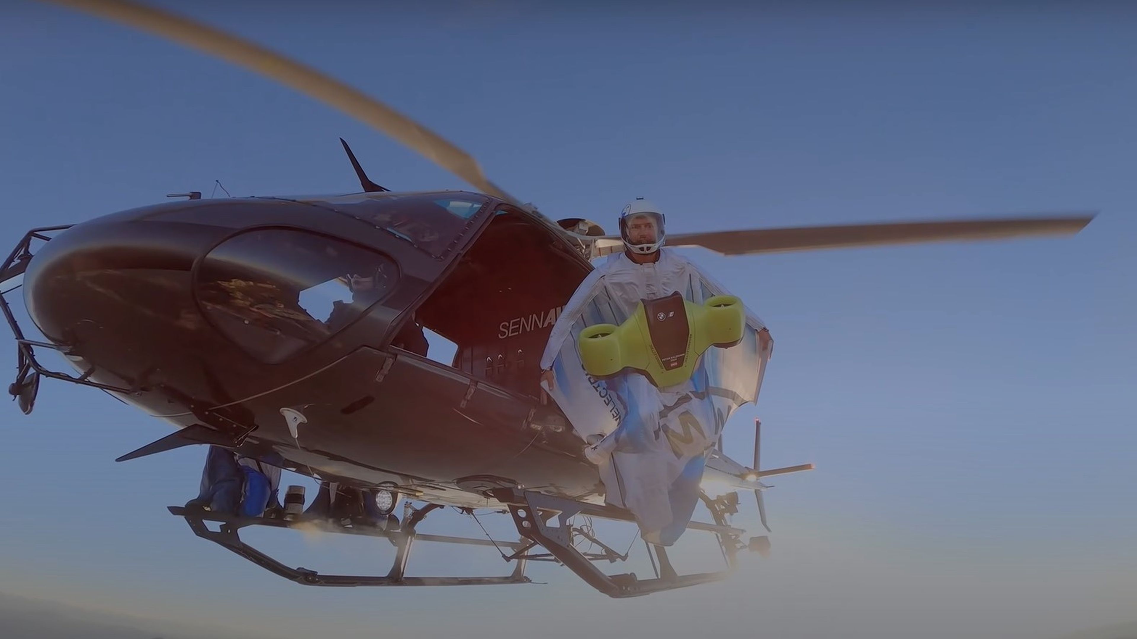 Peter Salzmann se lanza desde el helicóptero con el traje de alas eléctrico