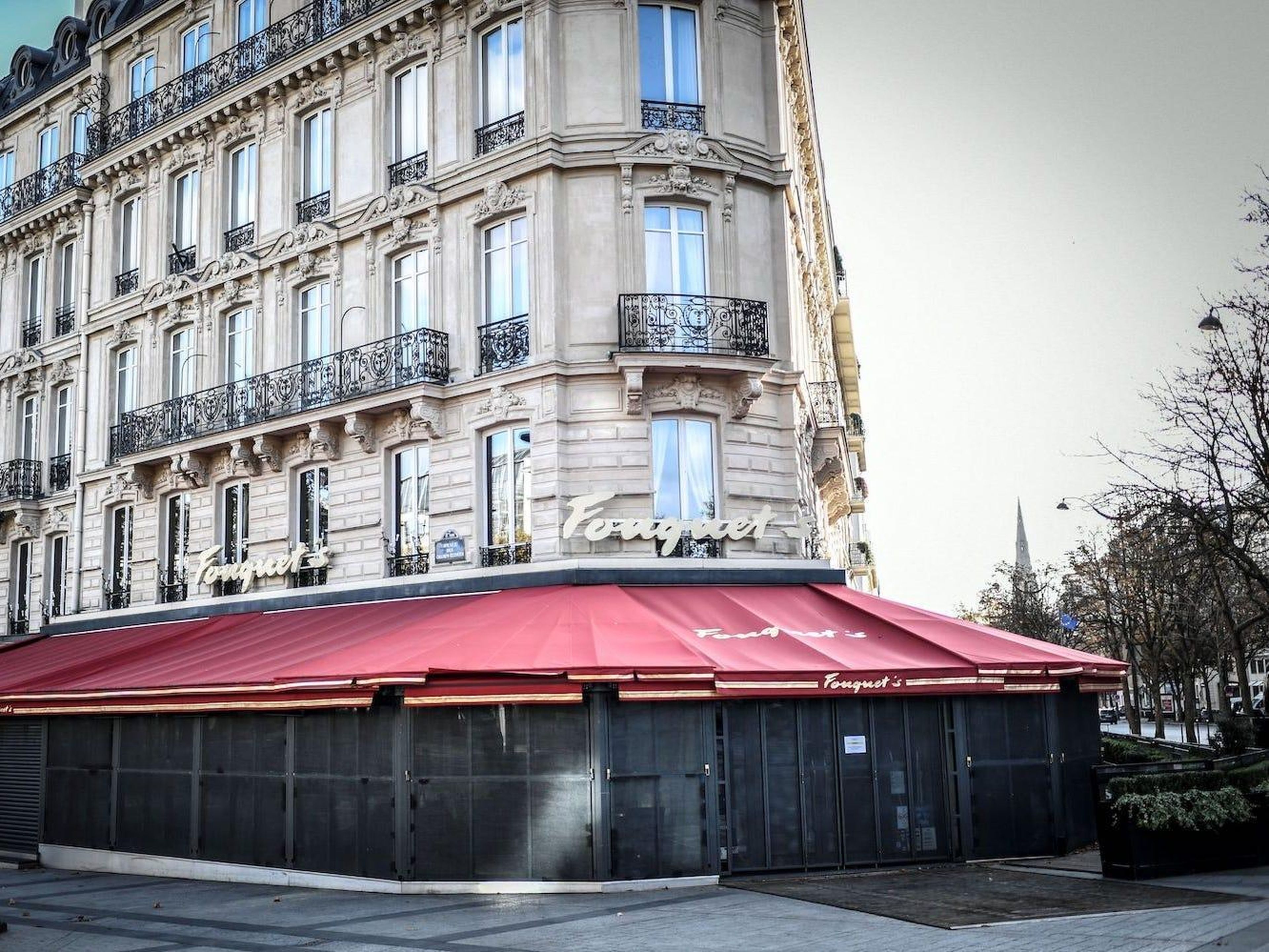 Un restaurante en la avenida de los Campos Elíseos se cierra durante un segundo cierre nacional en París, Francia, el 12 de noviembre de 2020.