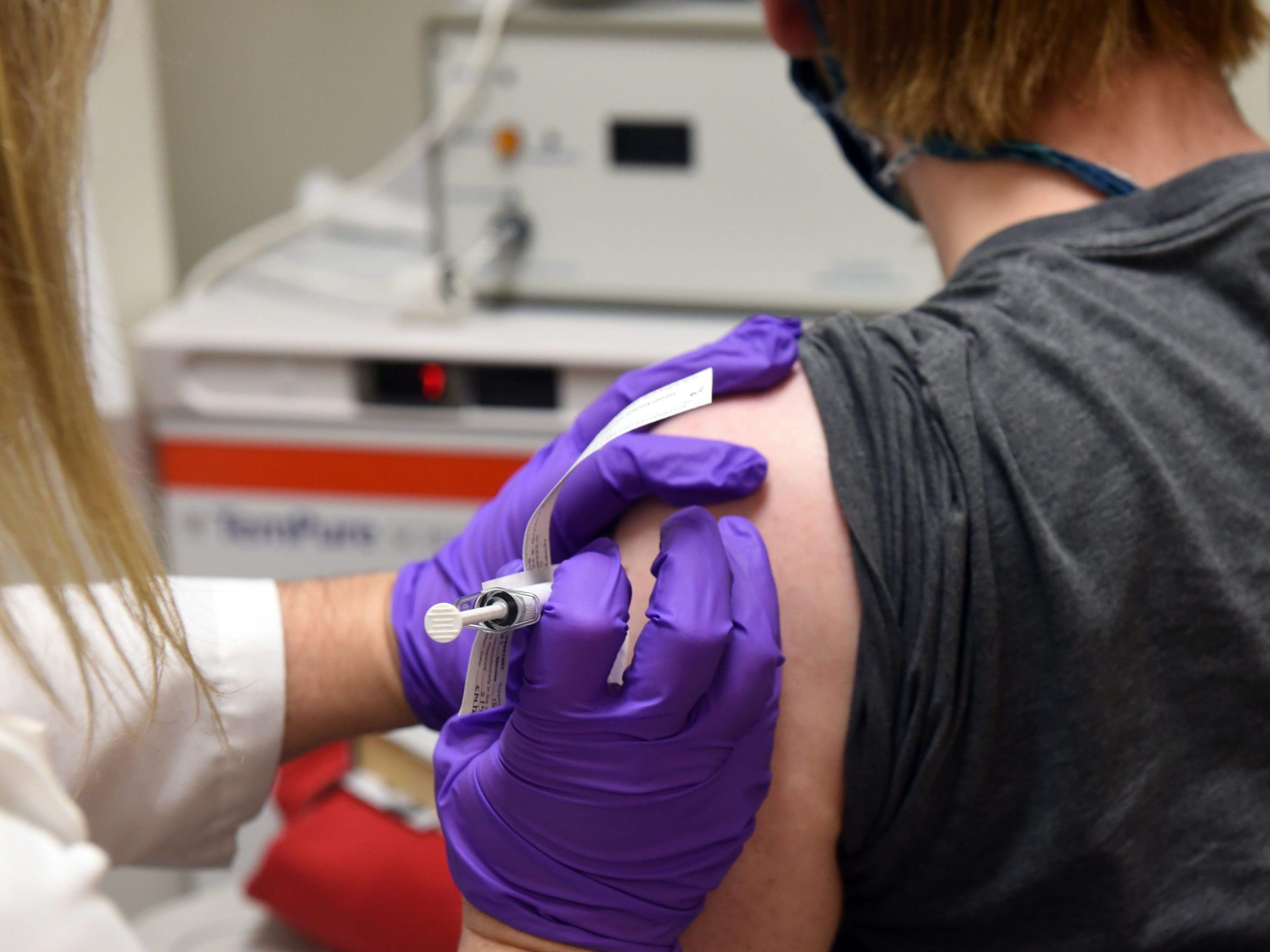 Un voluntario recibe la vacuna experimental contra el coronavirus en un ensayo clínico de Pfizer en la Universidad de Maryland, EEUU.