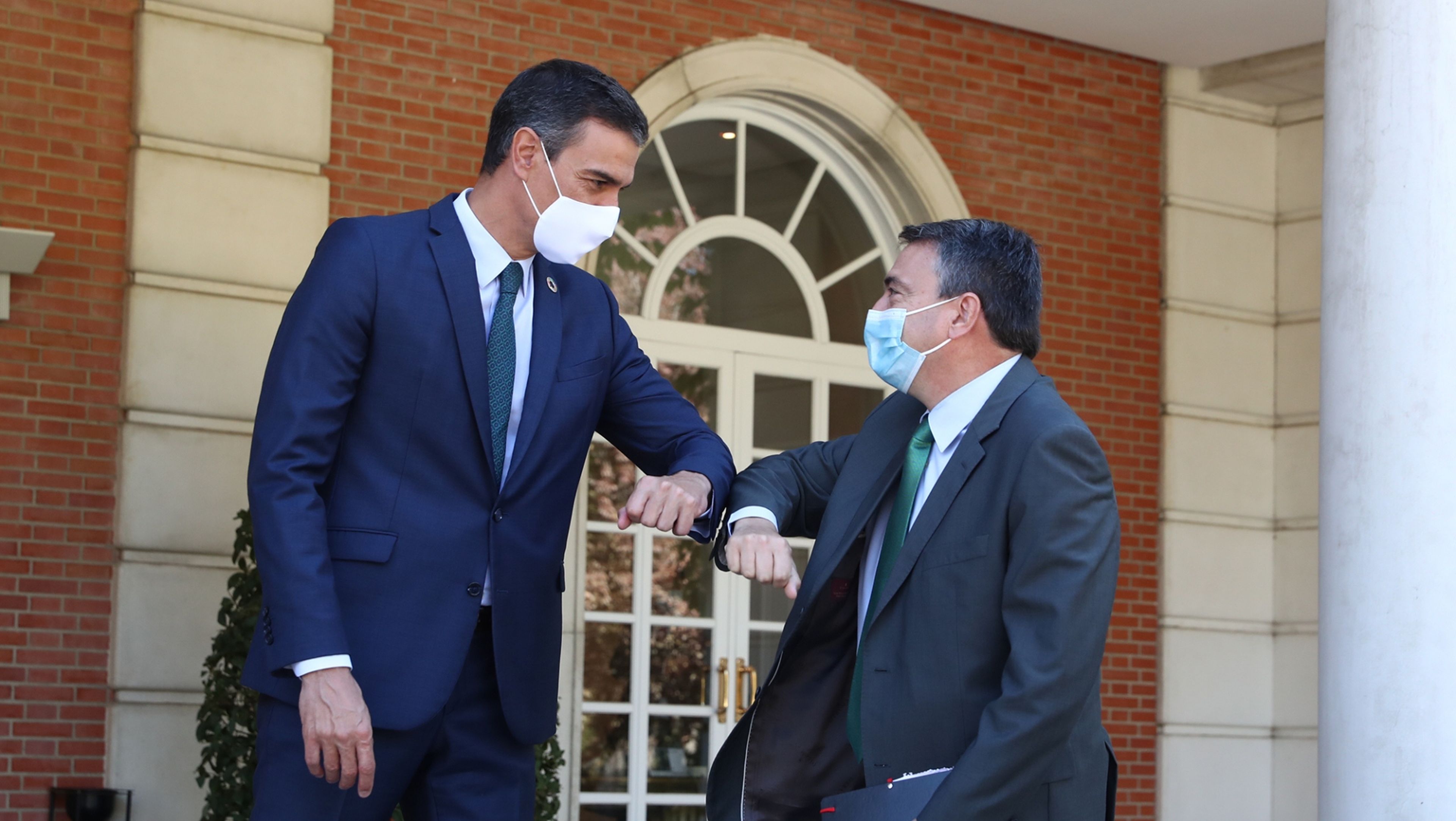 El presidente del Gobierno, Pedro Sánchez, y el portavoz del PNV en el Congreso, Aitor Esteban