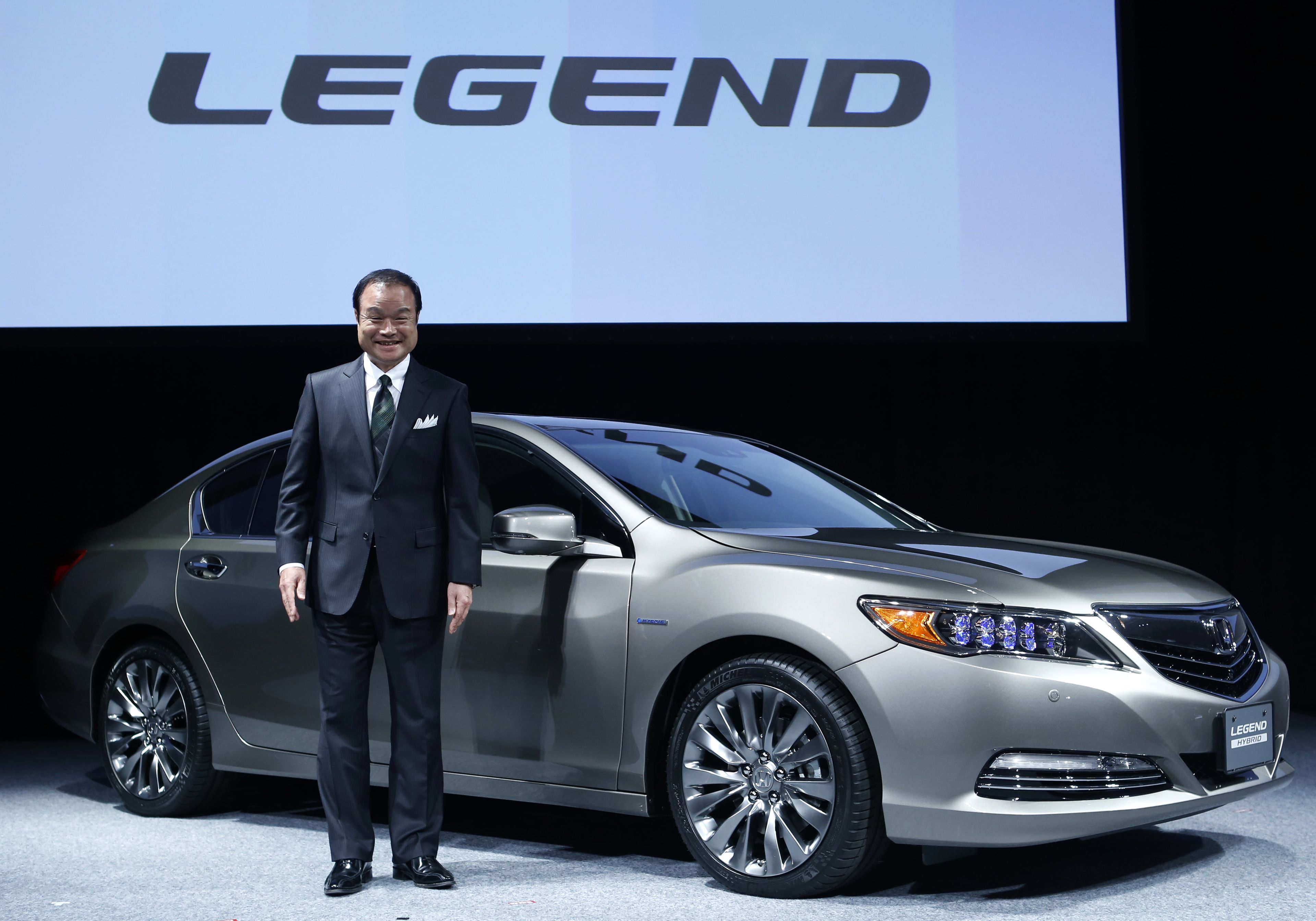 El presidente de Honda, Takanobu Ito, con el Honda Legend.