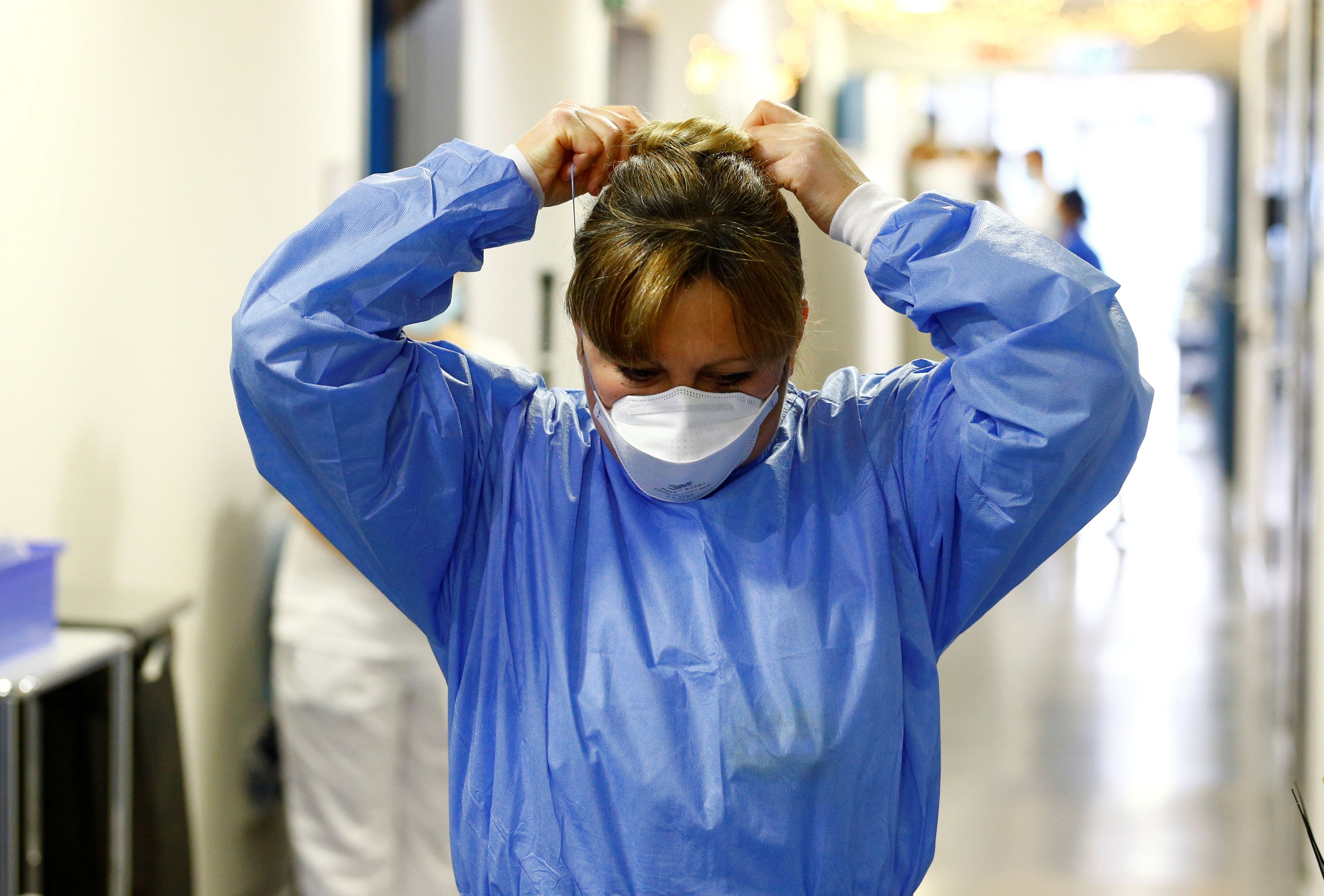 Profesional sanitario en el hospital de Zurich durante la pandemia de coronavirus