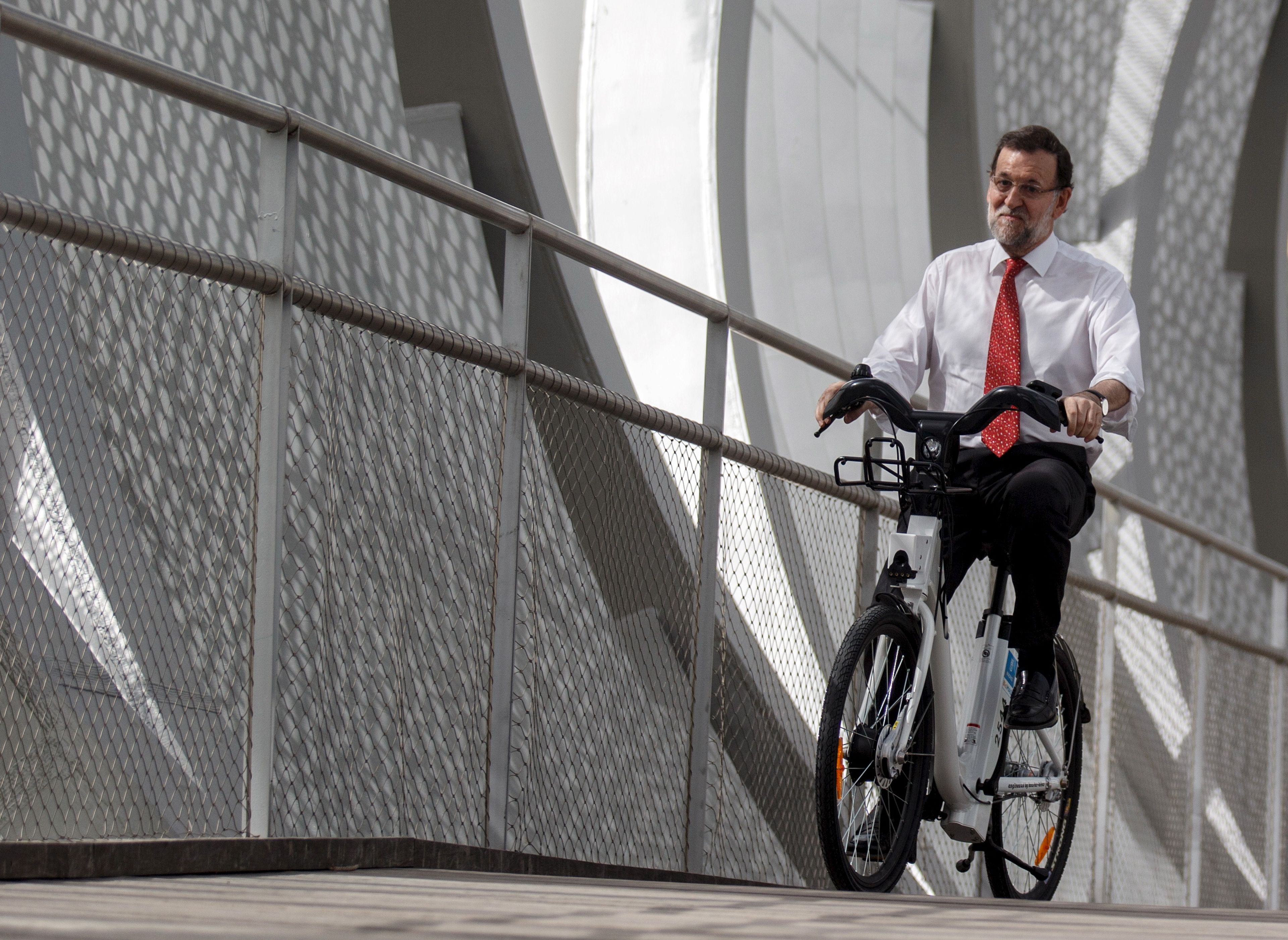 El expresidente del Gobierno Mariano Rajoy en una bicicleta del sistema público BiciMad, en 2015.