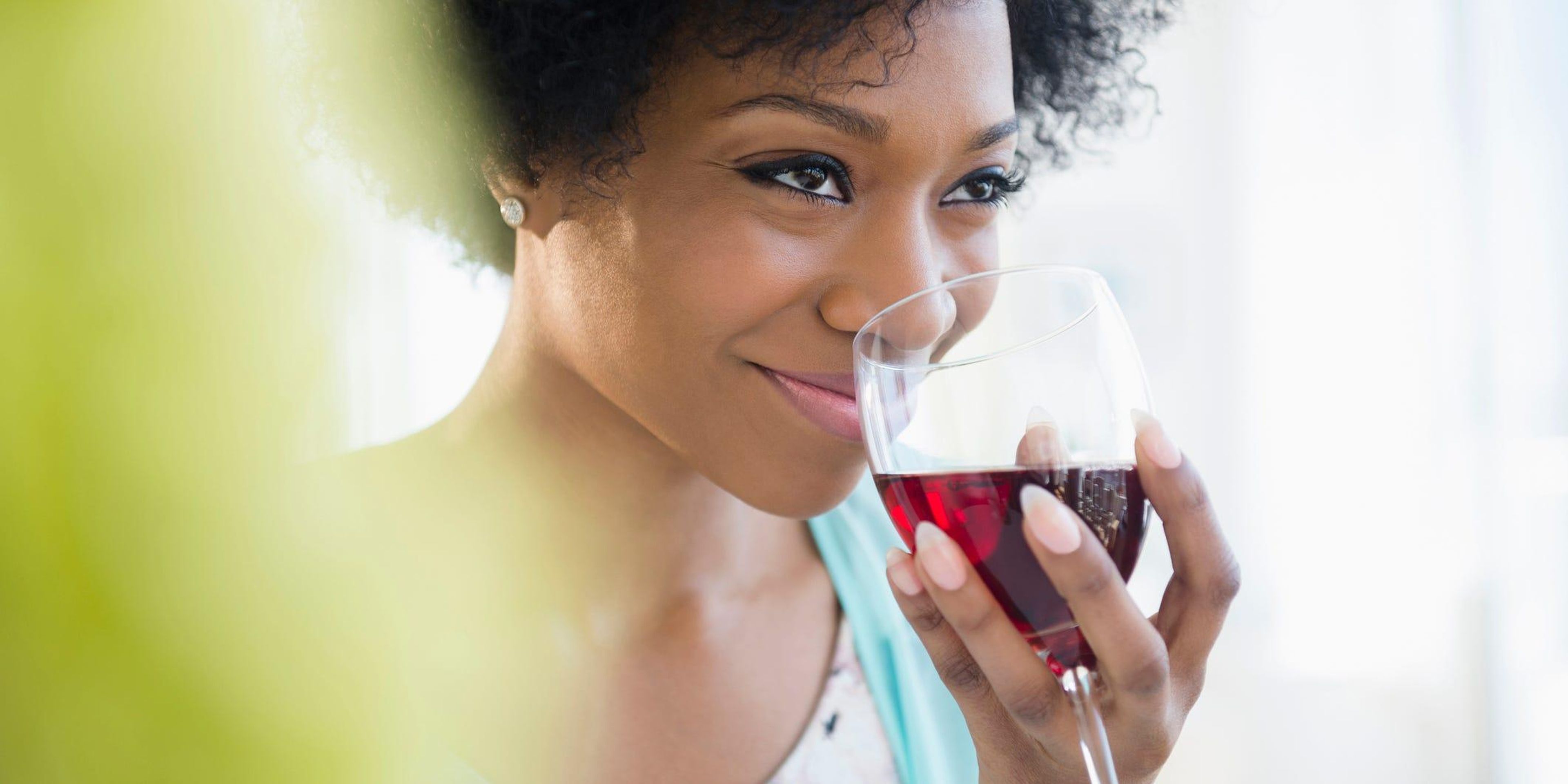 Según un estudio, el vino tinto es el alcohol que más provoca migrañas.