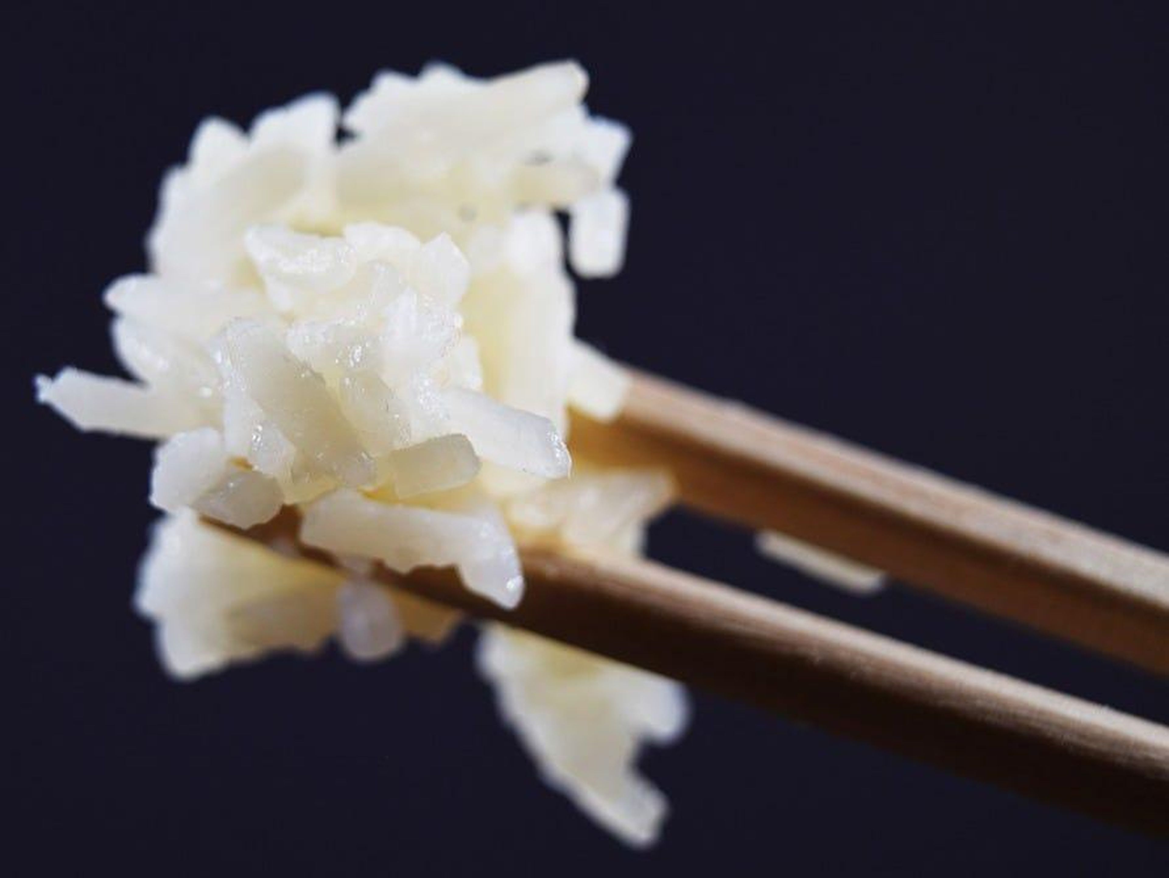 El arroz blanco tiene un índice glucémico más alto que el arroz integral.