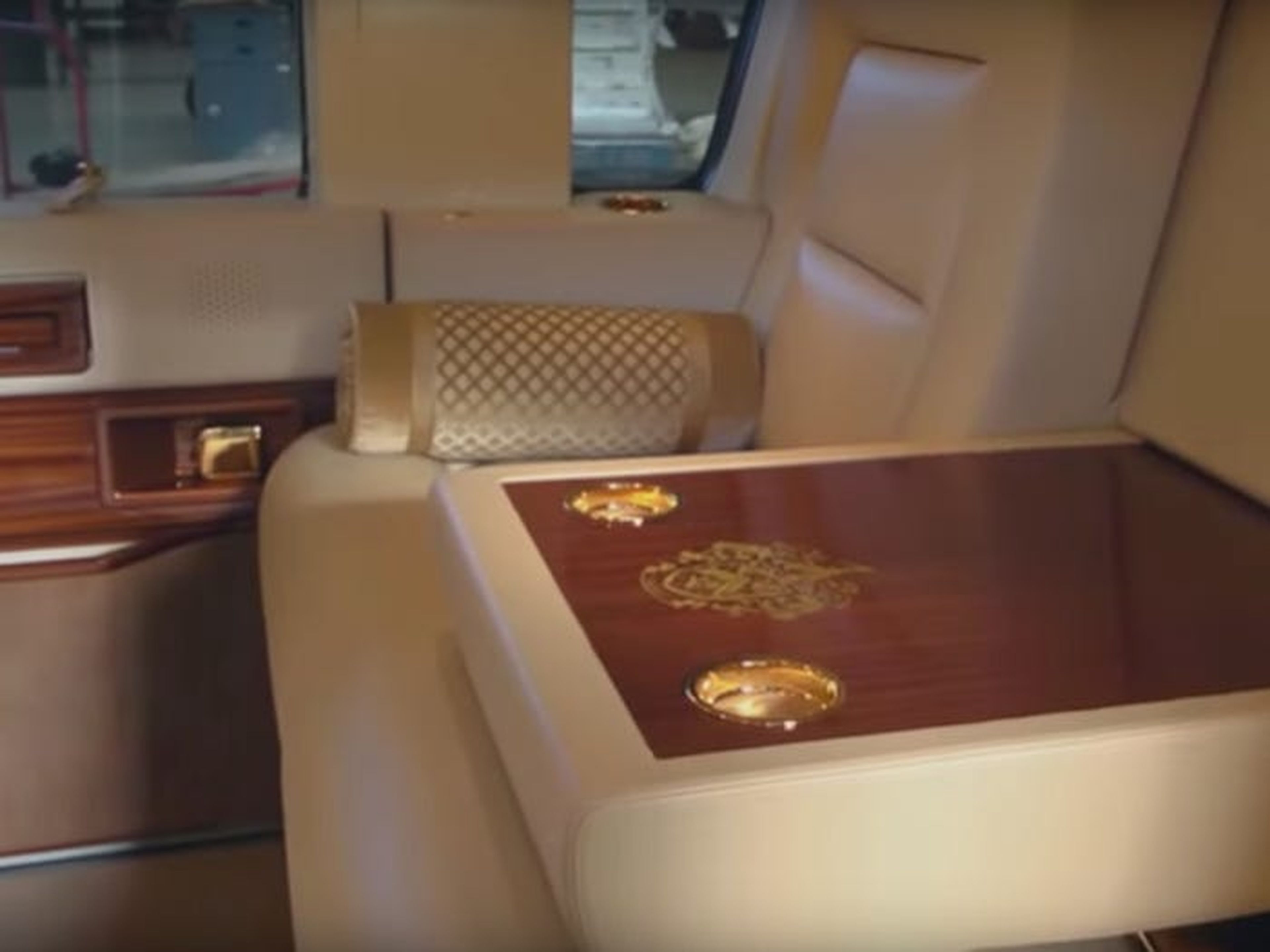 Con el S-76 que compró en 2014, Trump mandó rehacer todo el interior con chapado de oro de 24 quilates, desde los cinturones de seguridad hasta el escudo de su familia, estampado en un lateral del avión