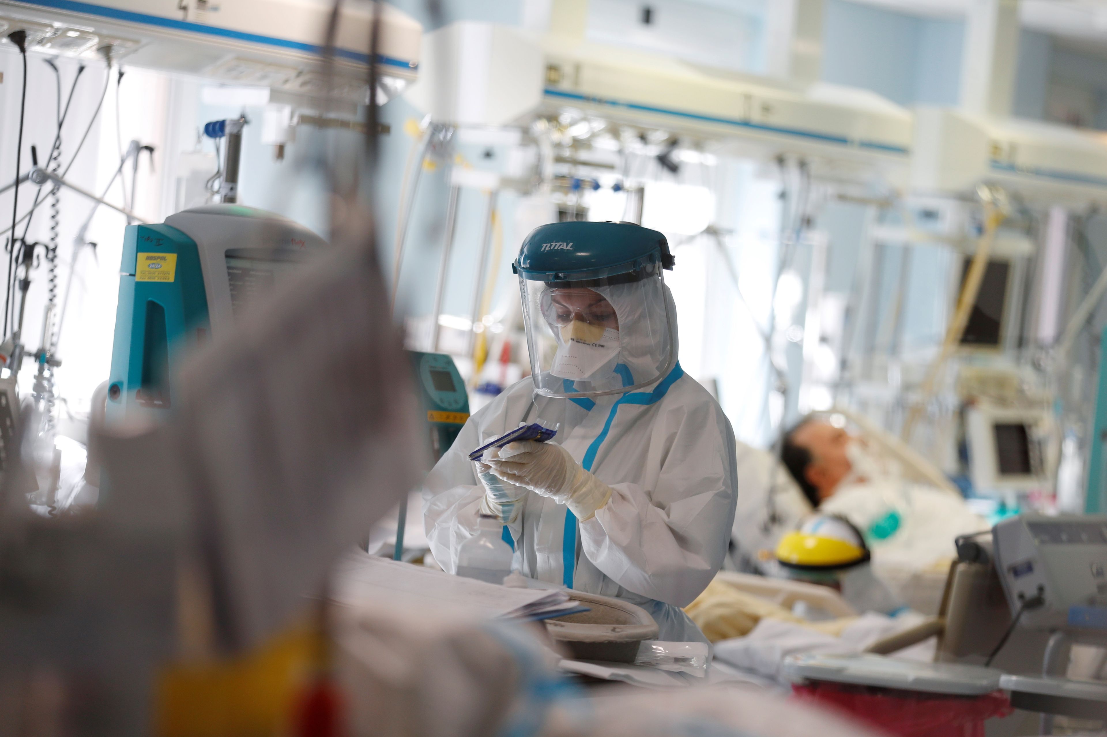 Sanitarios italianos vestidos con trajes protectores durante la pandemia del coronavirus