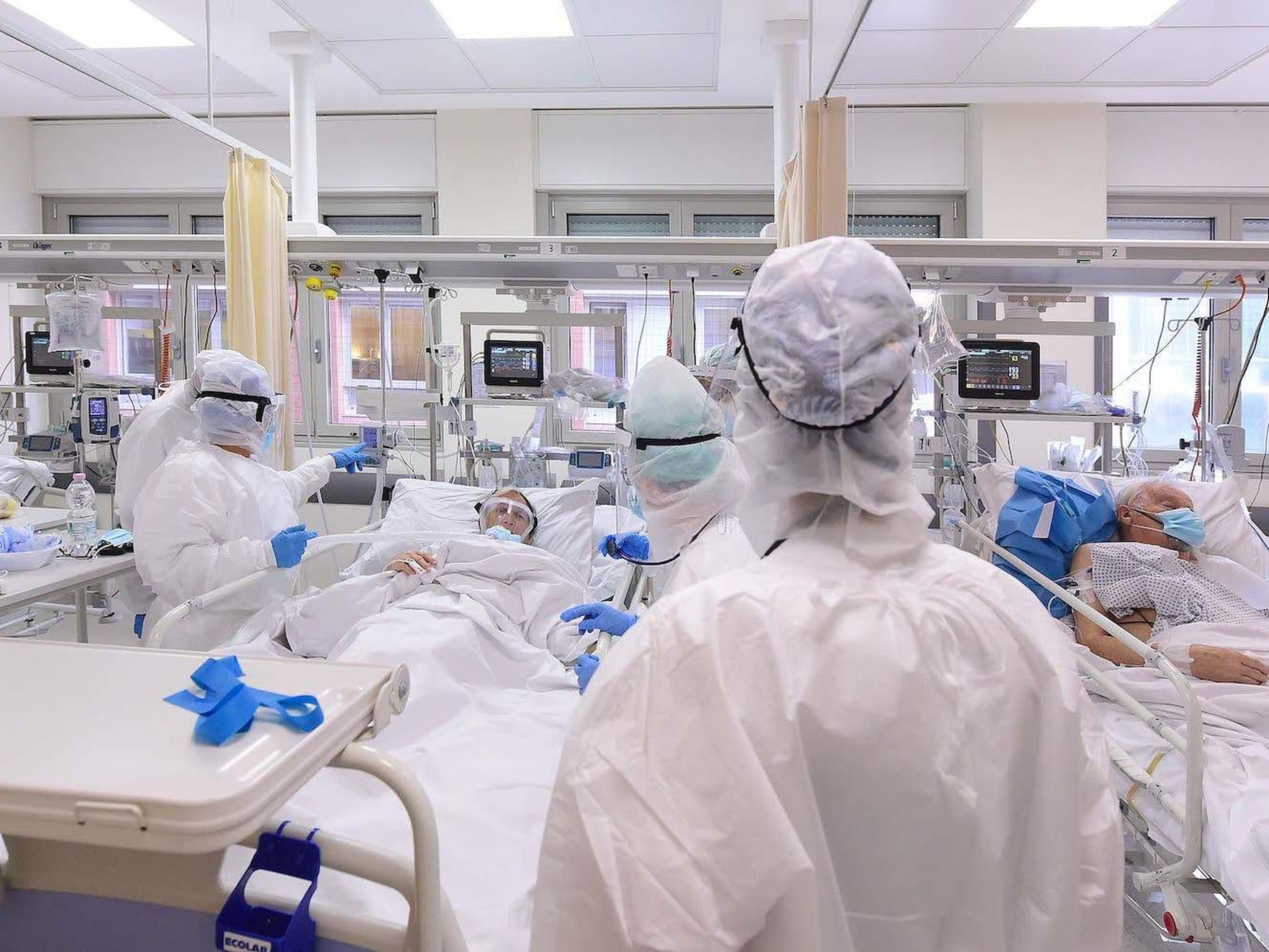 Profesionales médicos con equipo de protección personal tratan a un paciente dentro de una sala COVID-19 en el Hospital de Sant'Orsola el 12 de noviembre de 2020, en Bolonia, Italia.