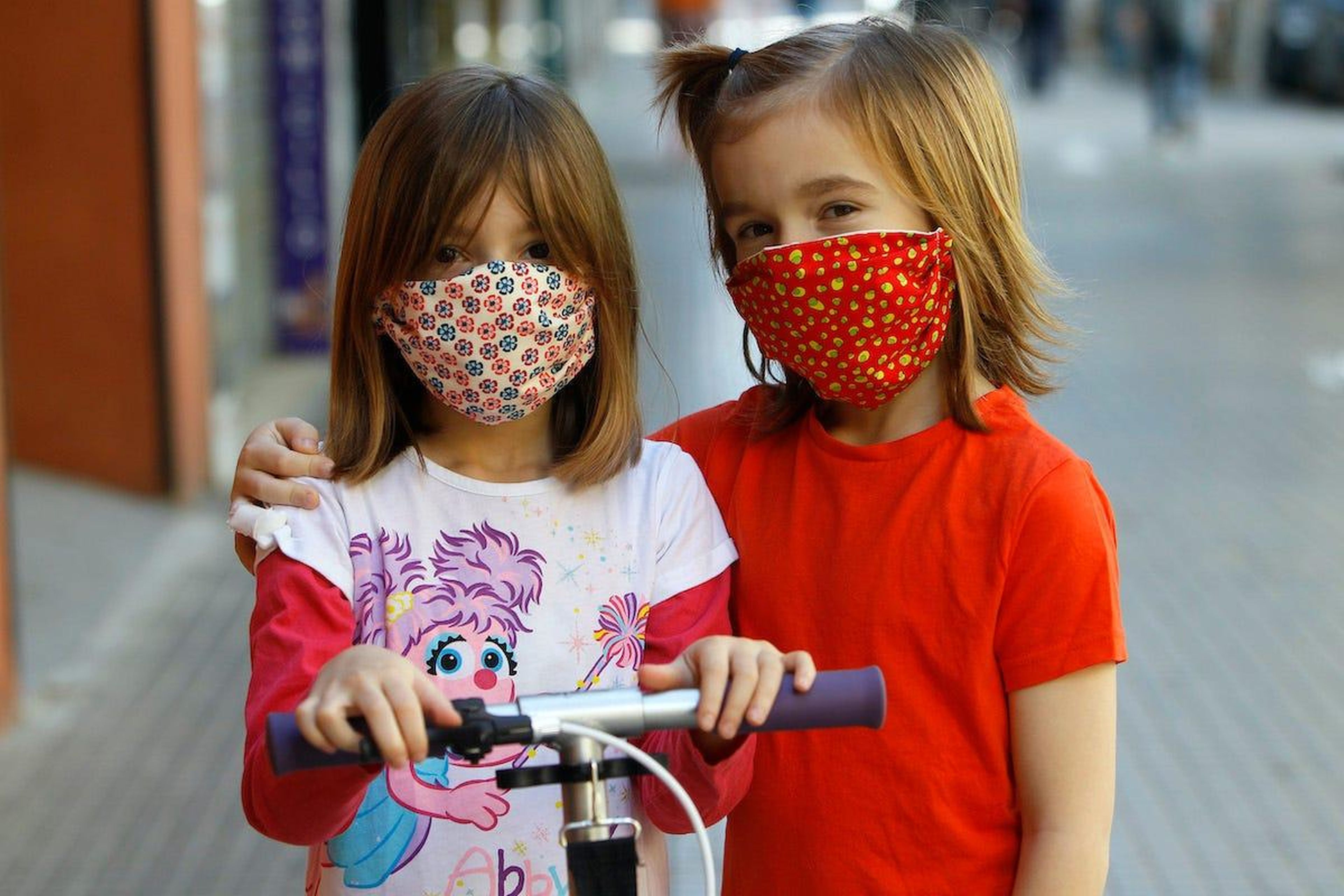 Niños con mascarillas en España.
