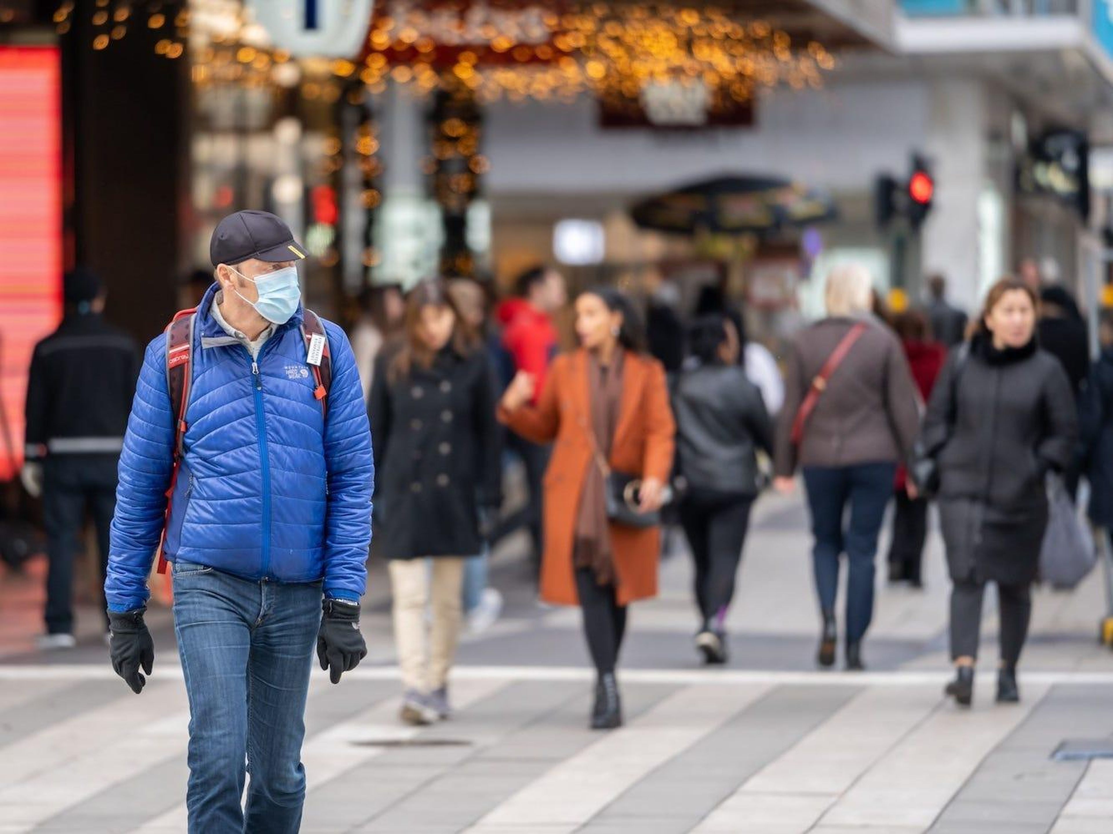 Un hombre con mascarilla camina en la calle durante la pandemia de COVID-19 en Estocolmo, capital de Suecia, el 3 de noviembre de 2020.