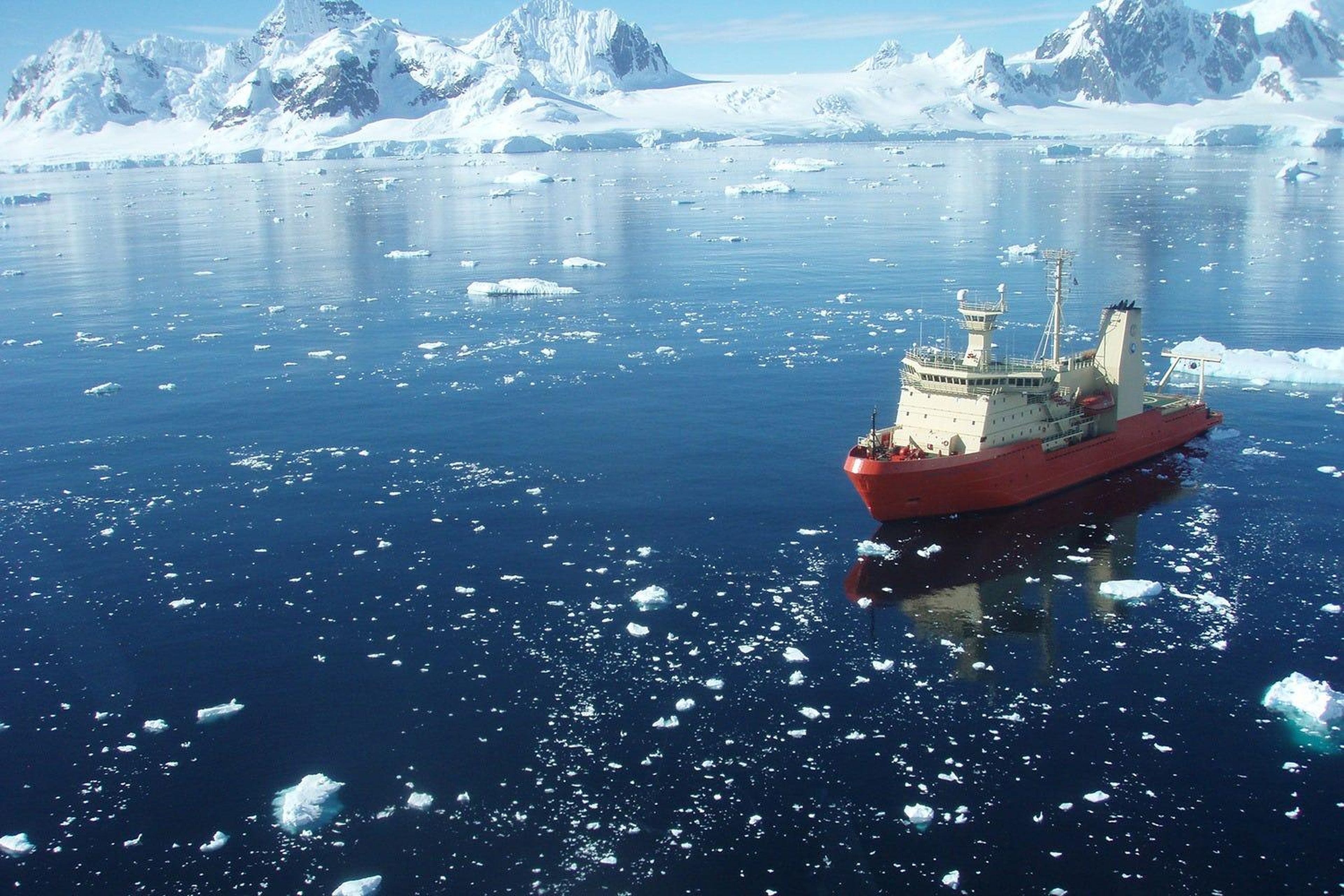 El barco de investigación Nathaniel Palmer junto al glaciar Thwaites en la Antártida occidental.