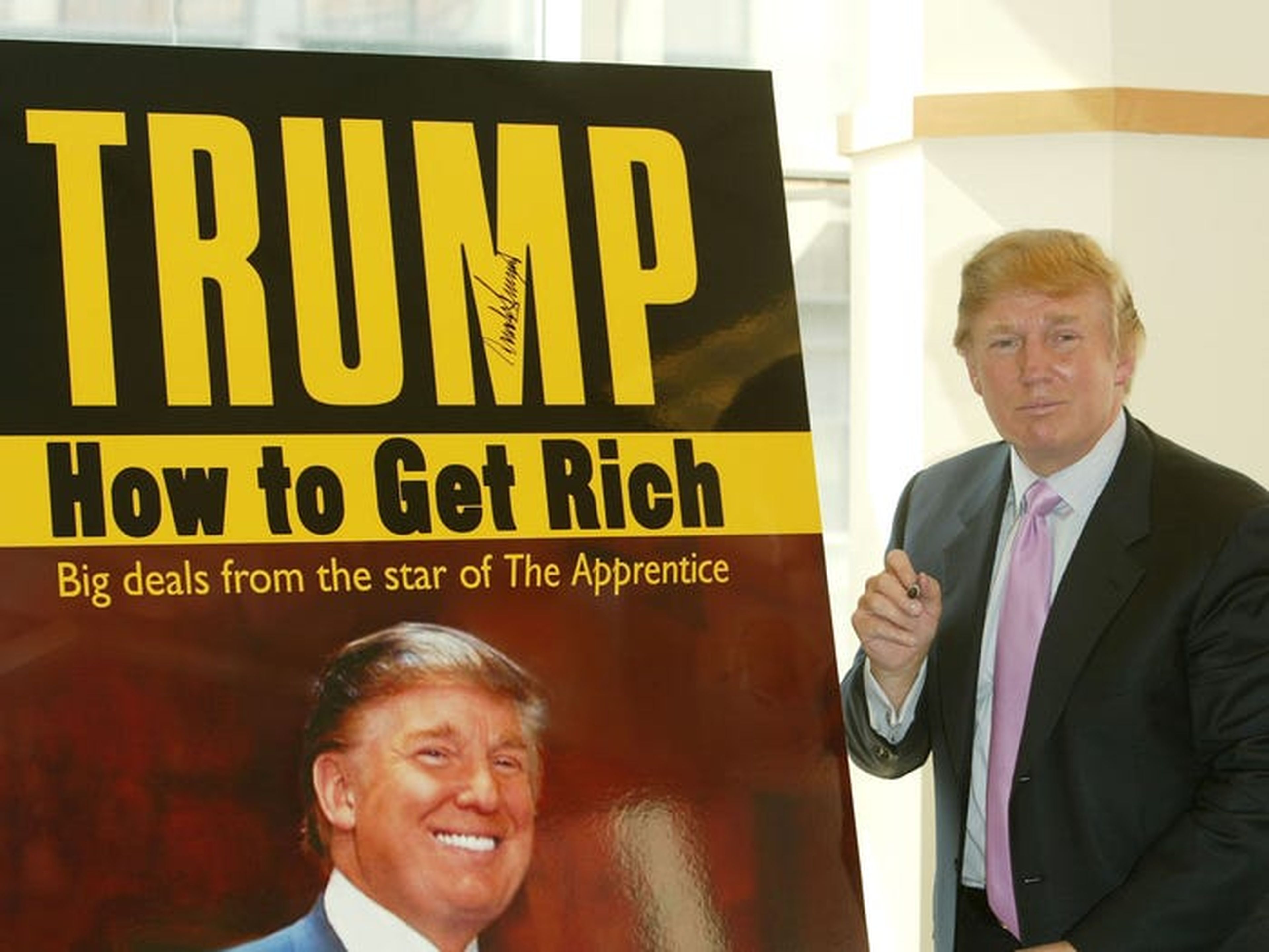 Trump en un evento para su nuevo libro en 2004.
