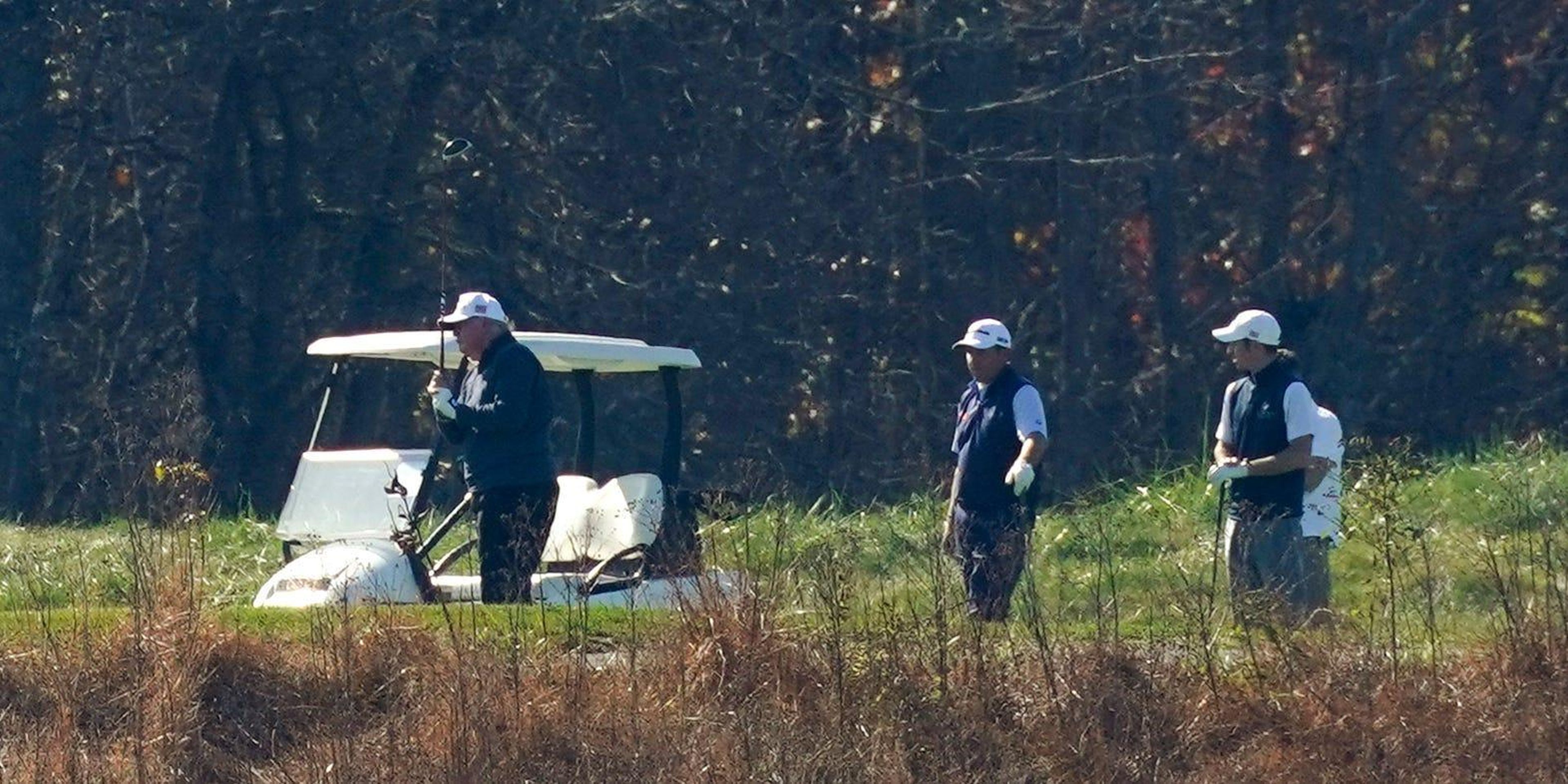 El presidente Donald Trump participa en un partido de golf en el Campo Nacional de Golf Trump el sábado 7 de noviembre de 2020, en Sterling, Virginia.