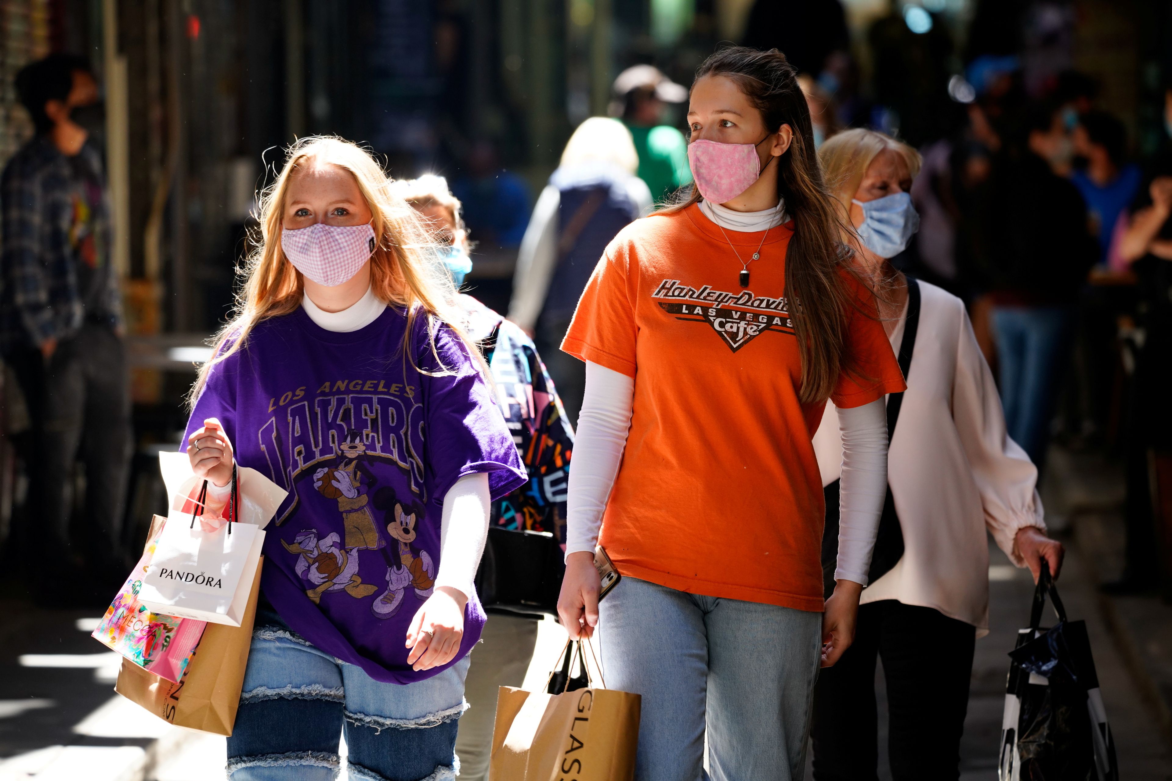Mujeres de compras durante la pandemia del coronavirus